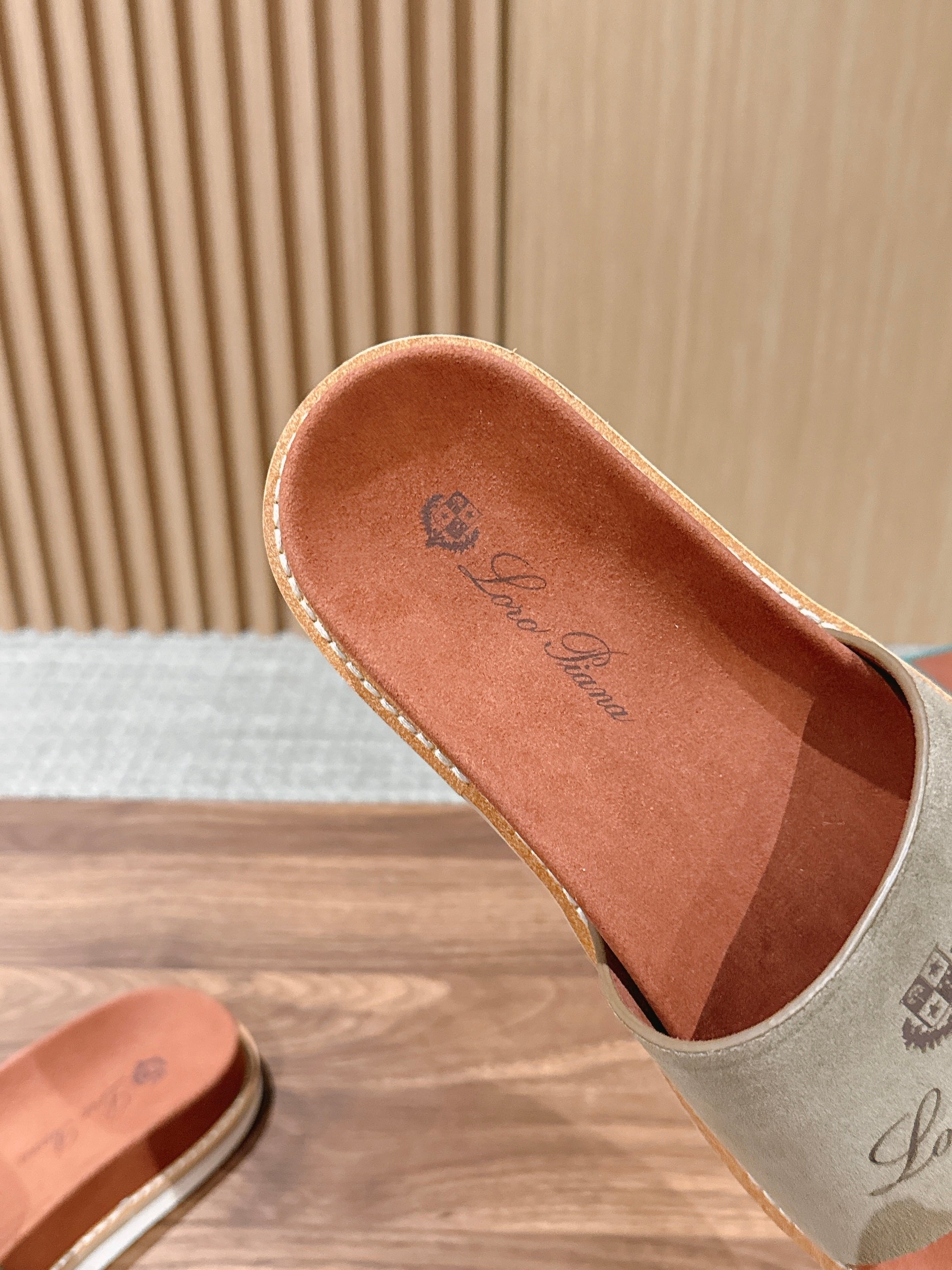 LP 26S SLIDES SANDAL IN OLIVE BROWN SUEDE WITH LOGO
