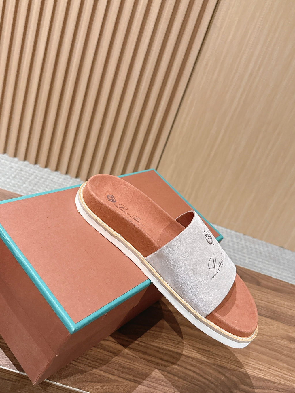 LP 26S SLIDES SANDAL IN LIGHT GREY SUEDE WITH LOGO
