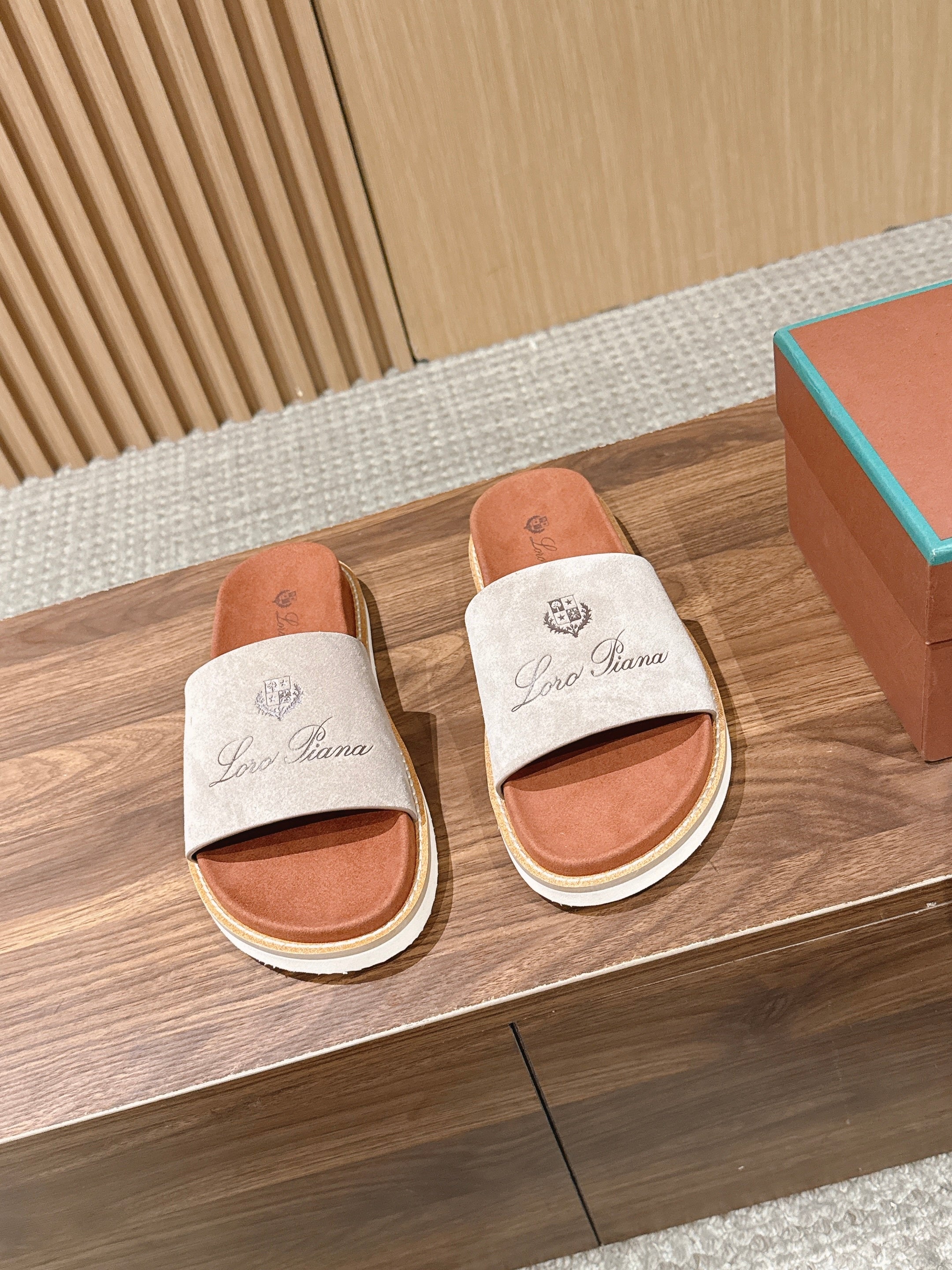 LP 26S SLIDES SANDAL IN LIGHT GREY SUEDE WITH LOGO