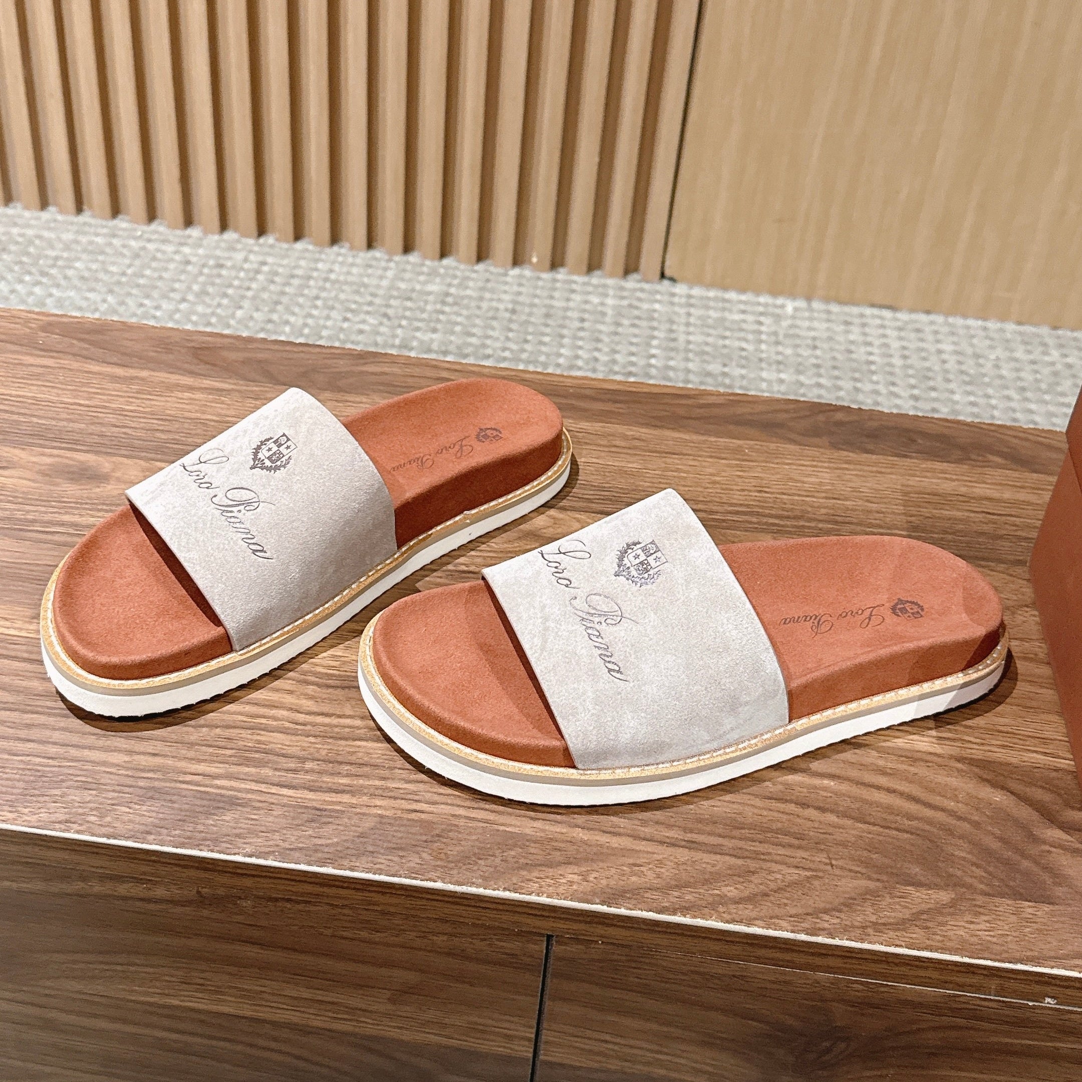 LP 26S SLIDES SANDAL IN LIGHT GREY SUEDE WITH LOGO