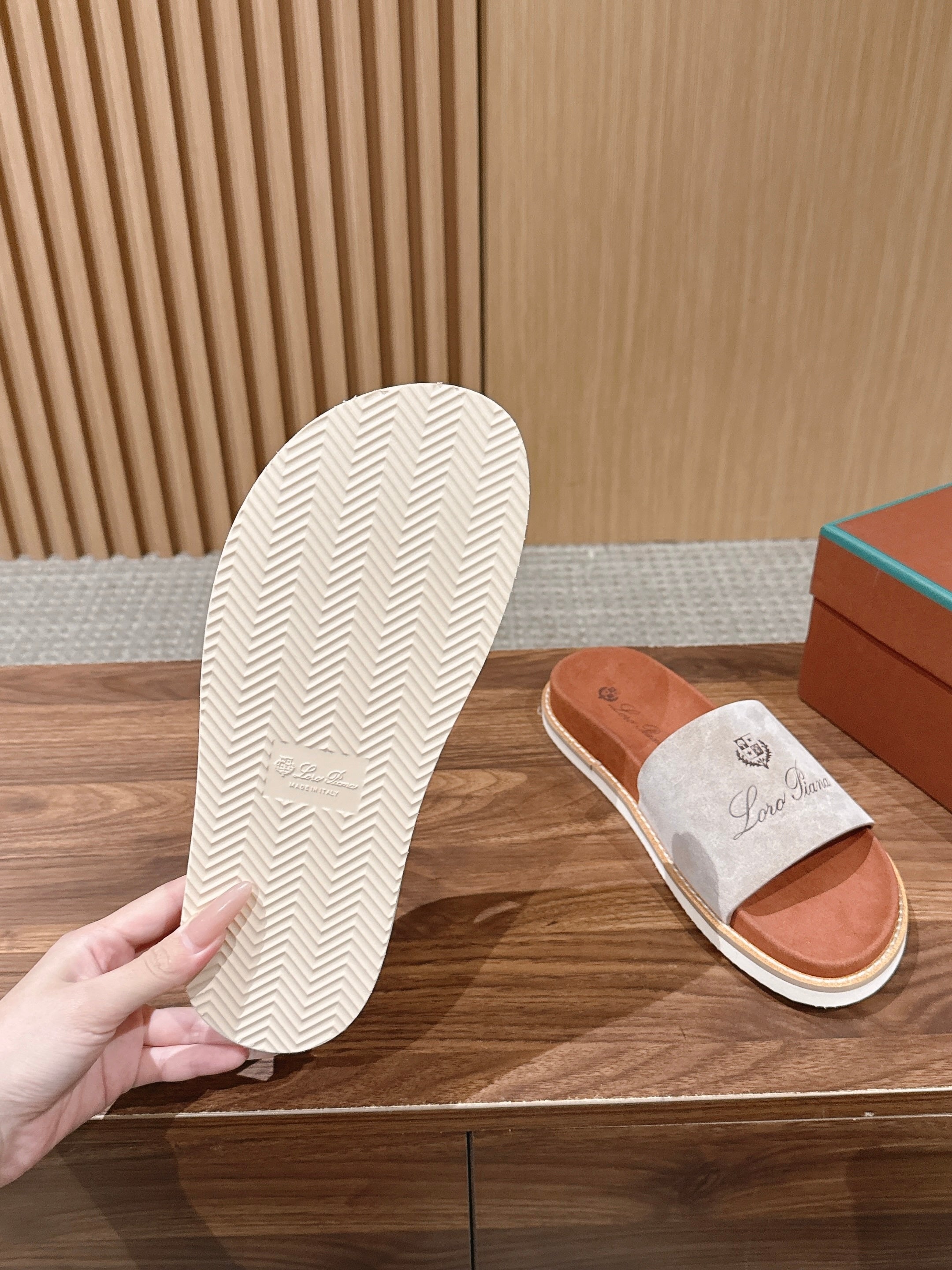 LP 26S SLIDES SANDAL IN LIGHT GREY SUEDE WITH LOGO