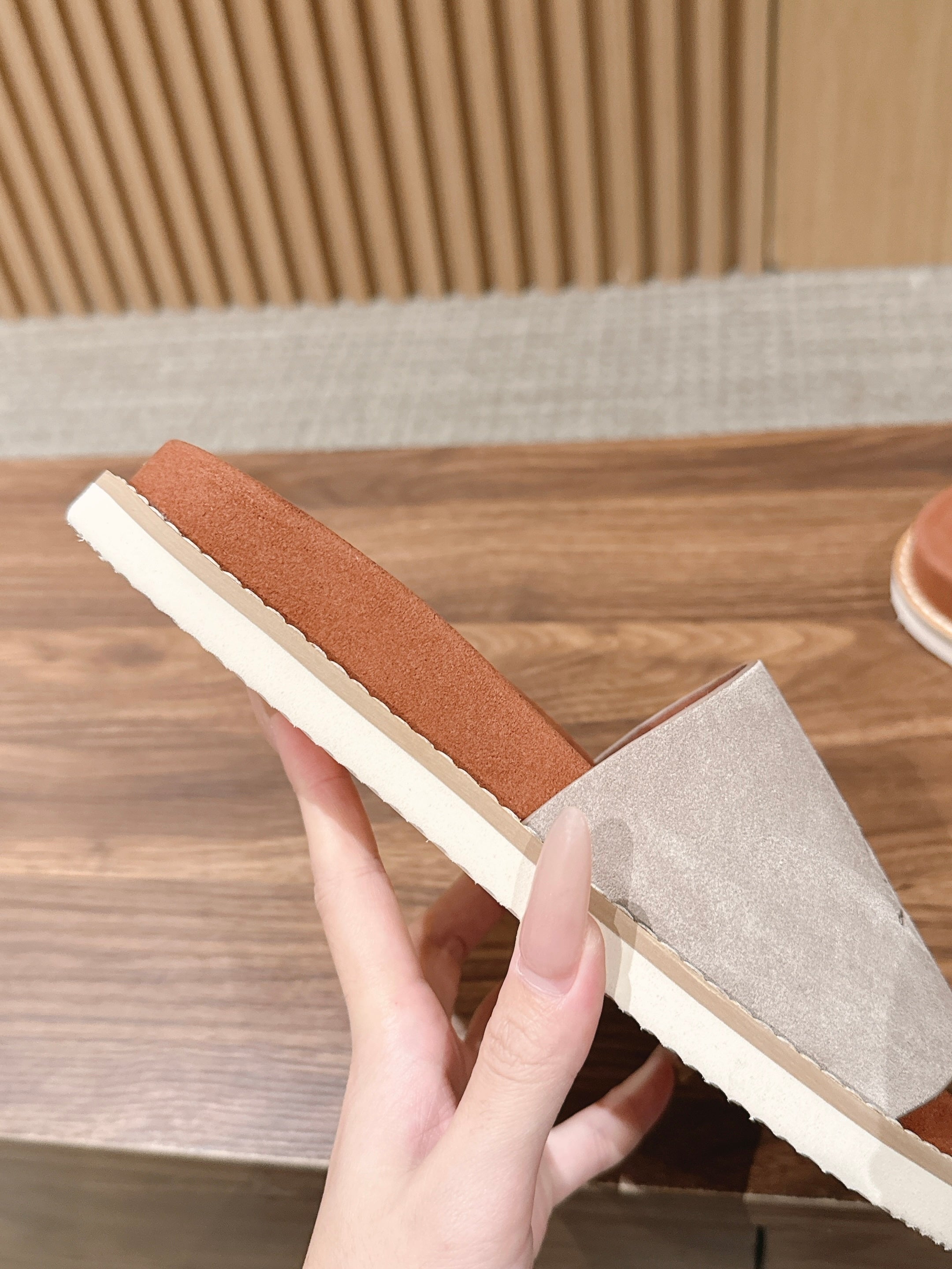 LP 26S SLIDES SANDAL IN LIGHT GREY SUEDE WITH LOGO