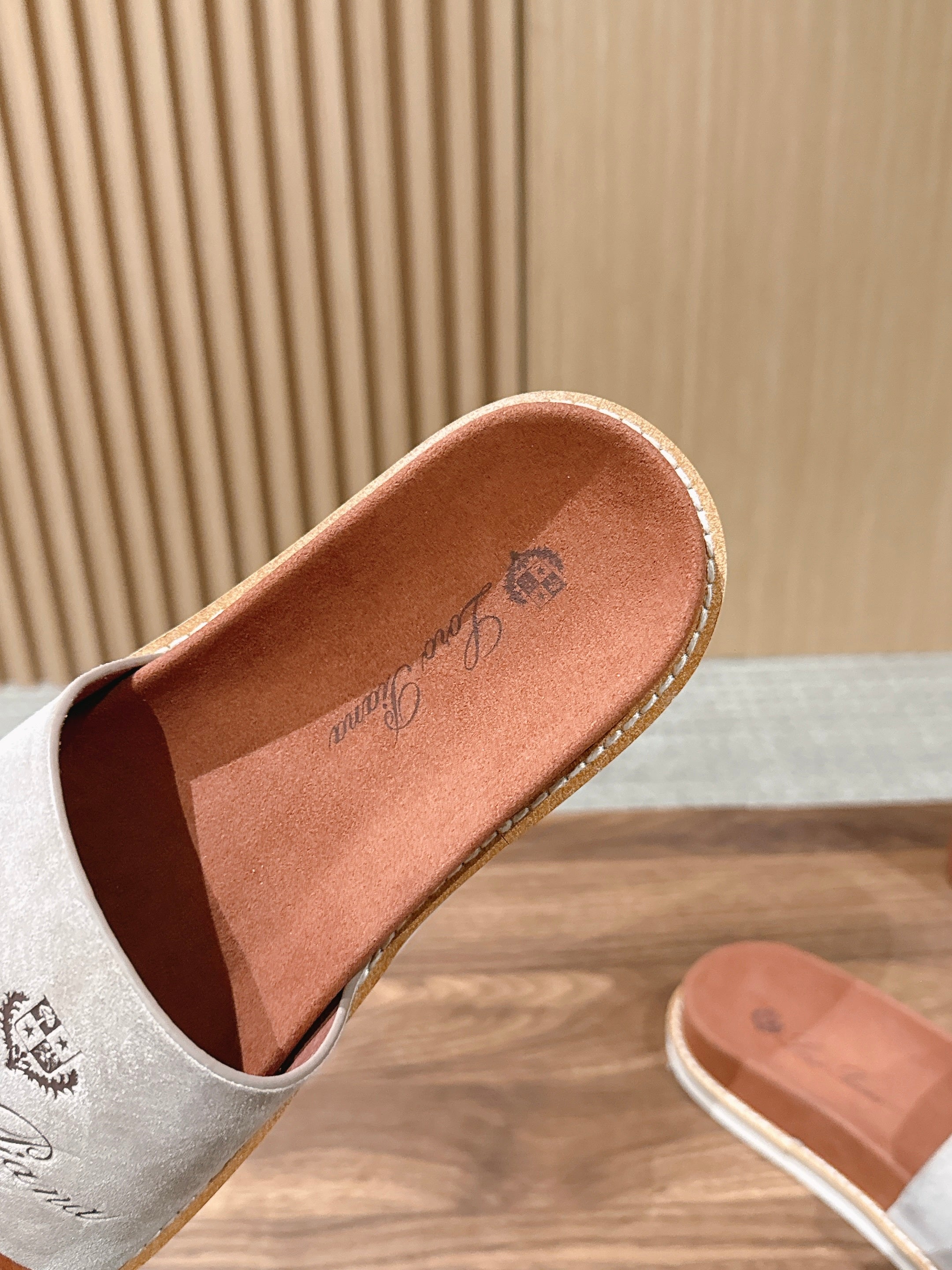LP 26S SLIDES SANDAL IN LIGHT GREY SUEDE WITH LOGO