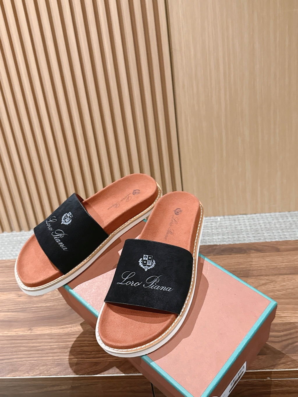 LP 26S SLIDES SANDAL IN BLACK SUEDE WITH LOGO