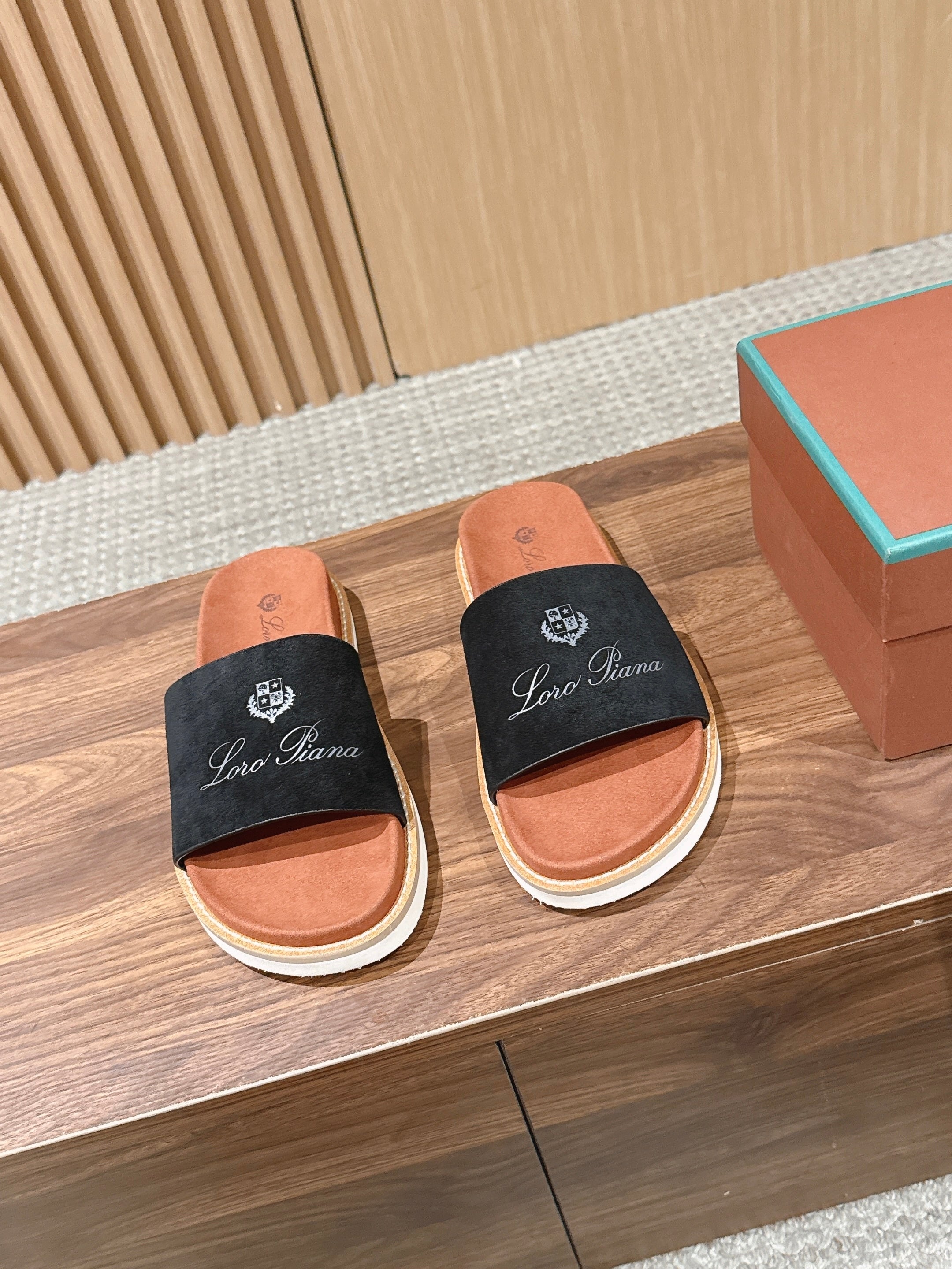 LP 26S SLIDES SANDAL IN BLACK SUEDE WITH LOGO