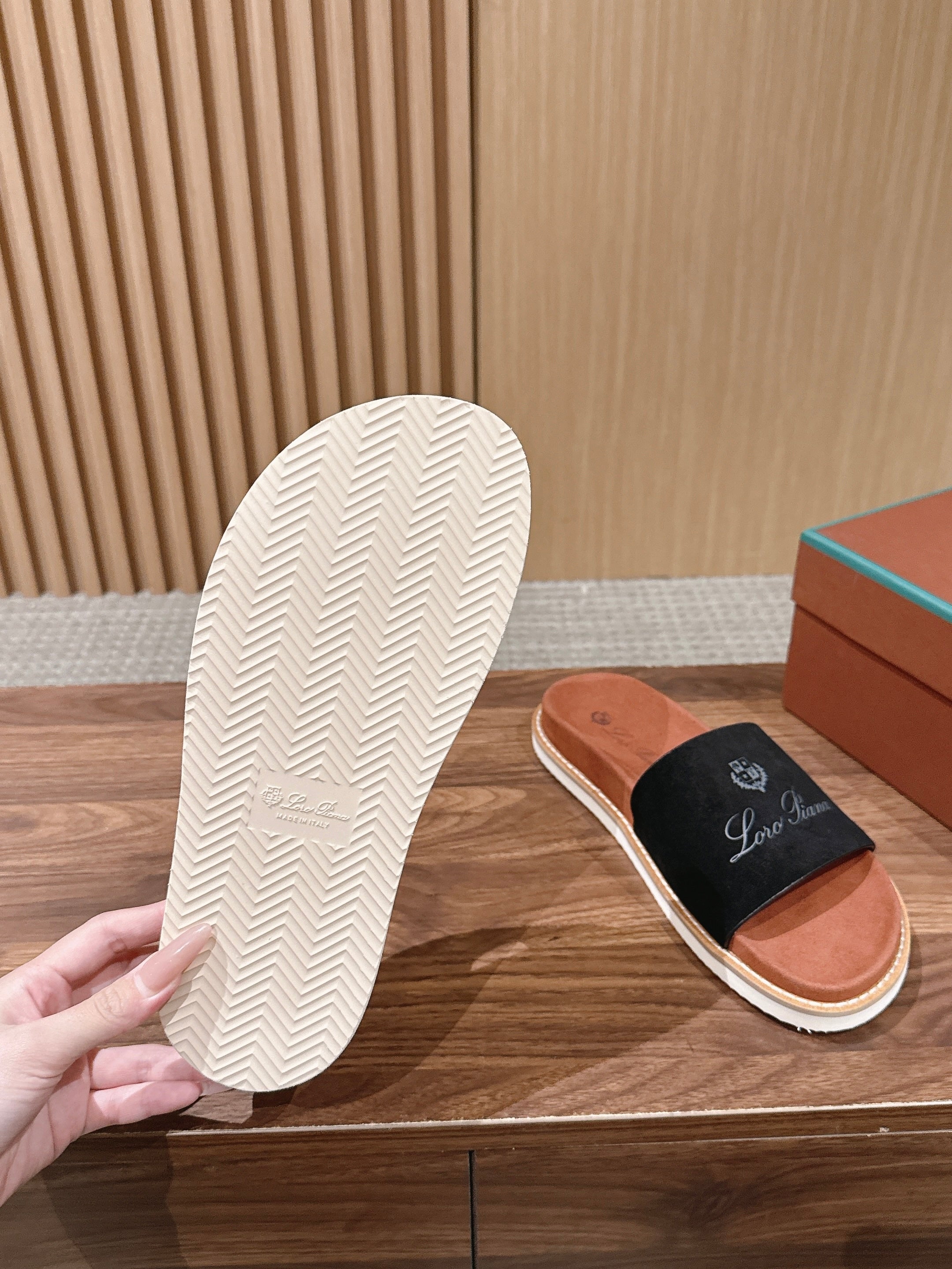 LP 26S SLIDES SANDAL IN BLACK SUEDE WITH LOGO