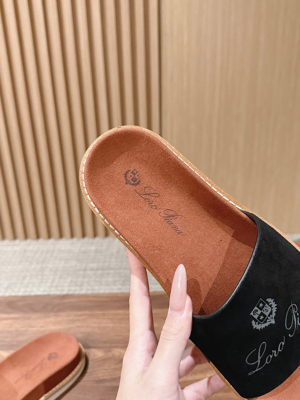 LP 26S SLIDES SANDAL IN BLACK SUEDE WITH LOGO