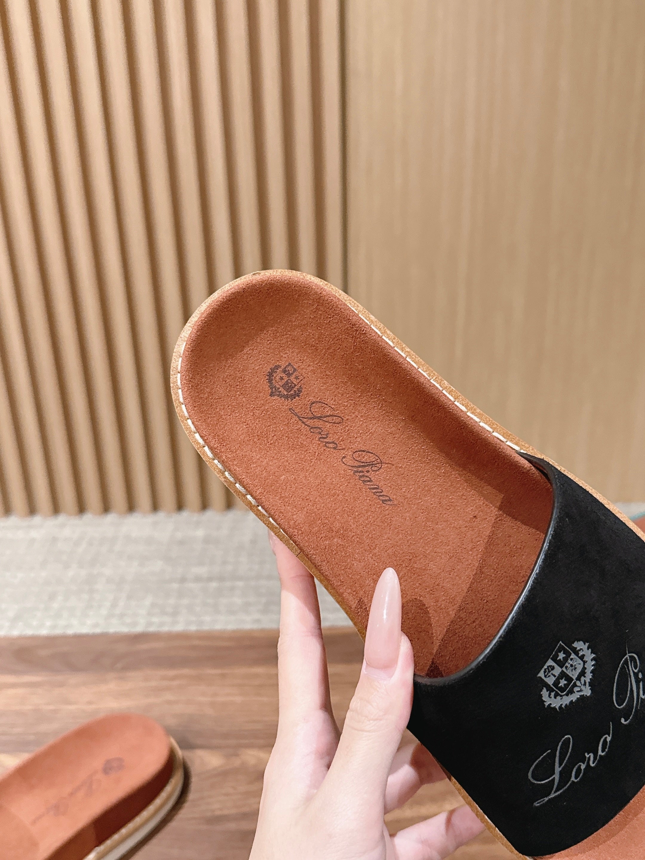 LP 26S SLIDES SANDAL IN BLACK SUEDE WITH LOGO