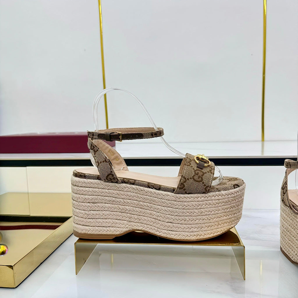 GG HIGH WEDGE SANDALS IN DARK BEIGE FABRIC AND RAFFIA WITH GOLD HARDWARE