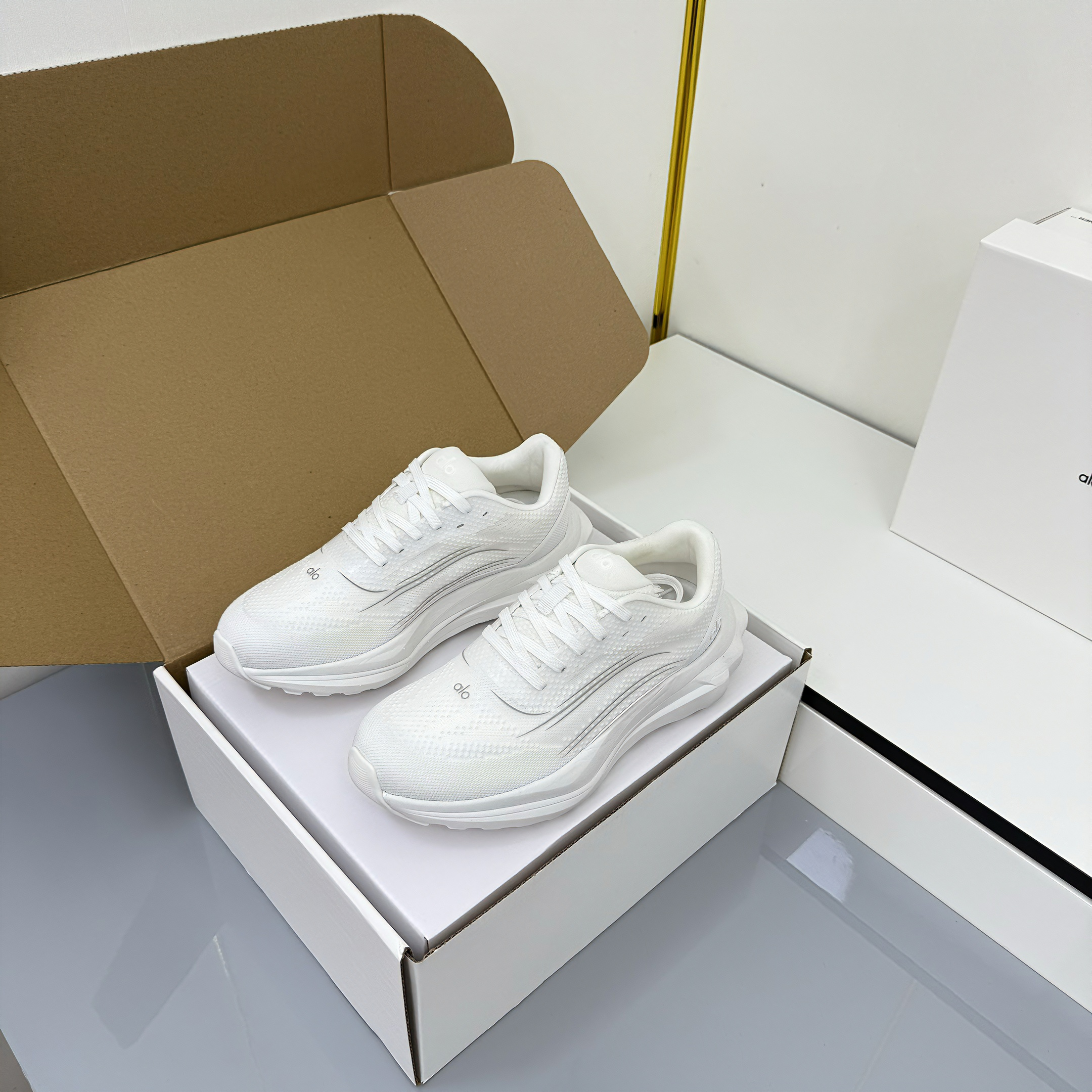 ALO 25S SNEAKER IN WHITE MESH FABRIC