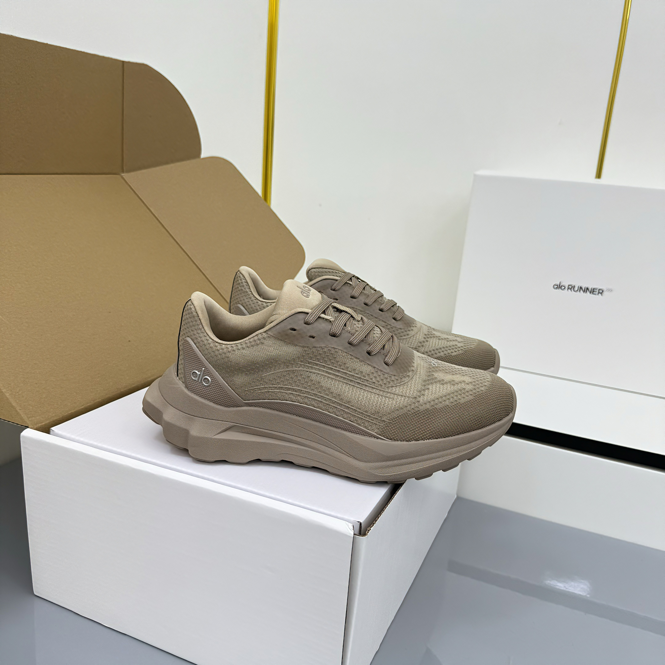 ALO 25S SNEAKER IN STONE BEIGE MESH FABRIC