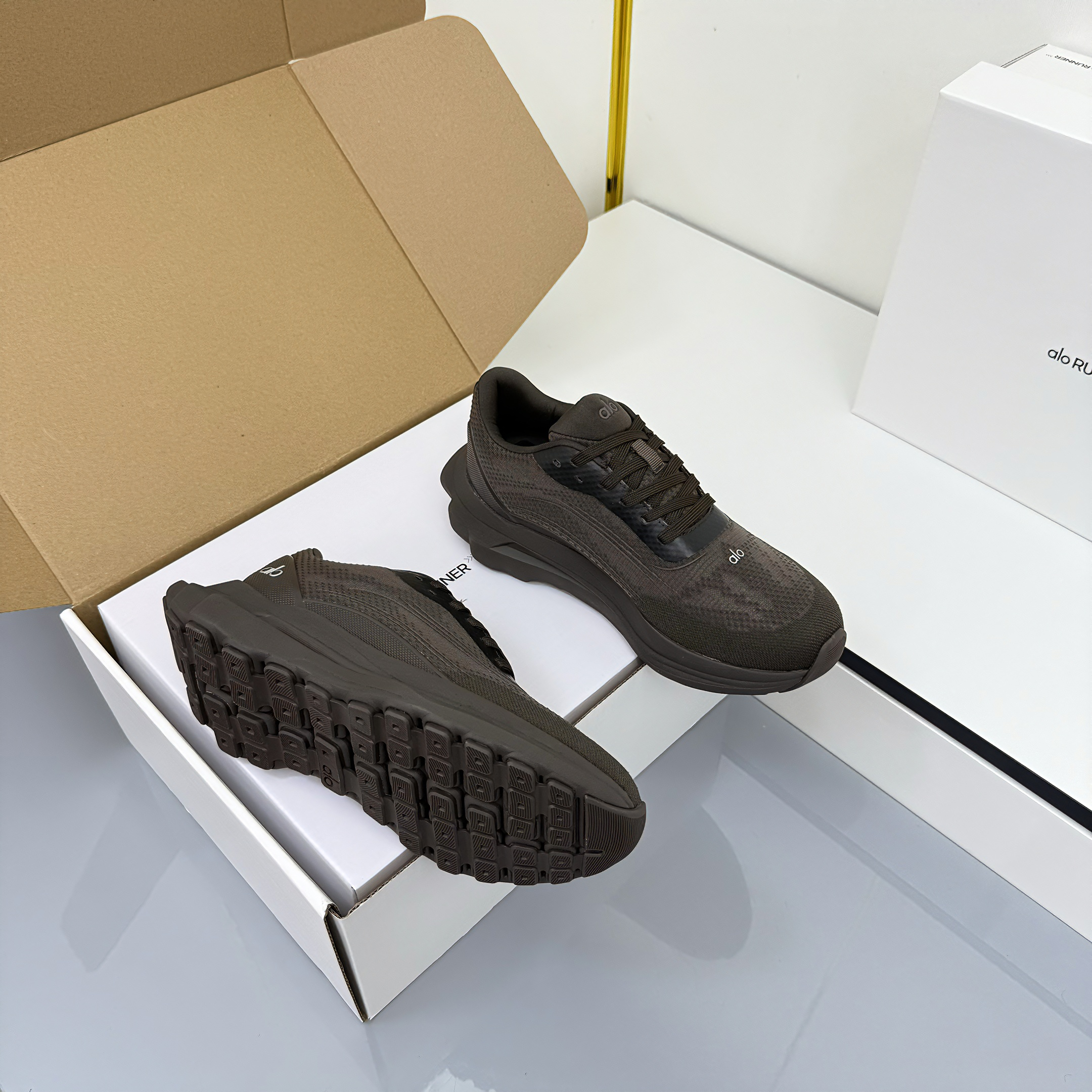 ALO 25S SNEAKER IN MOSS BROWN MESH FABRIC