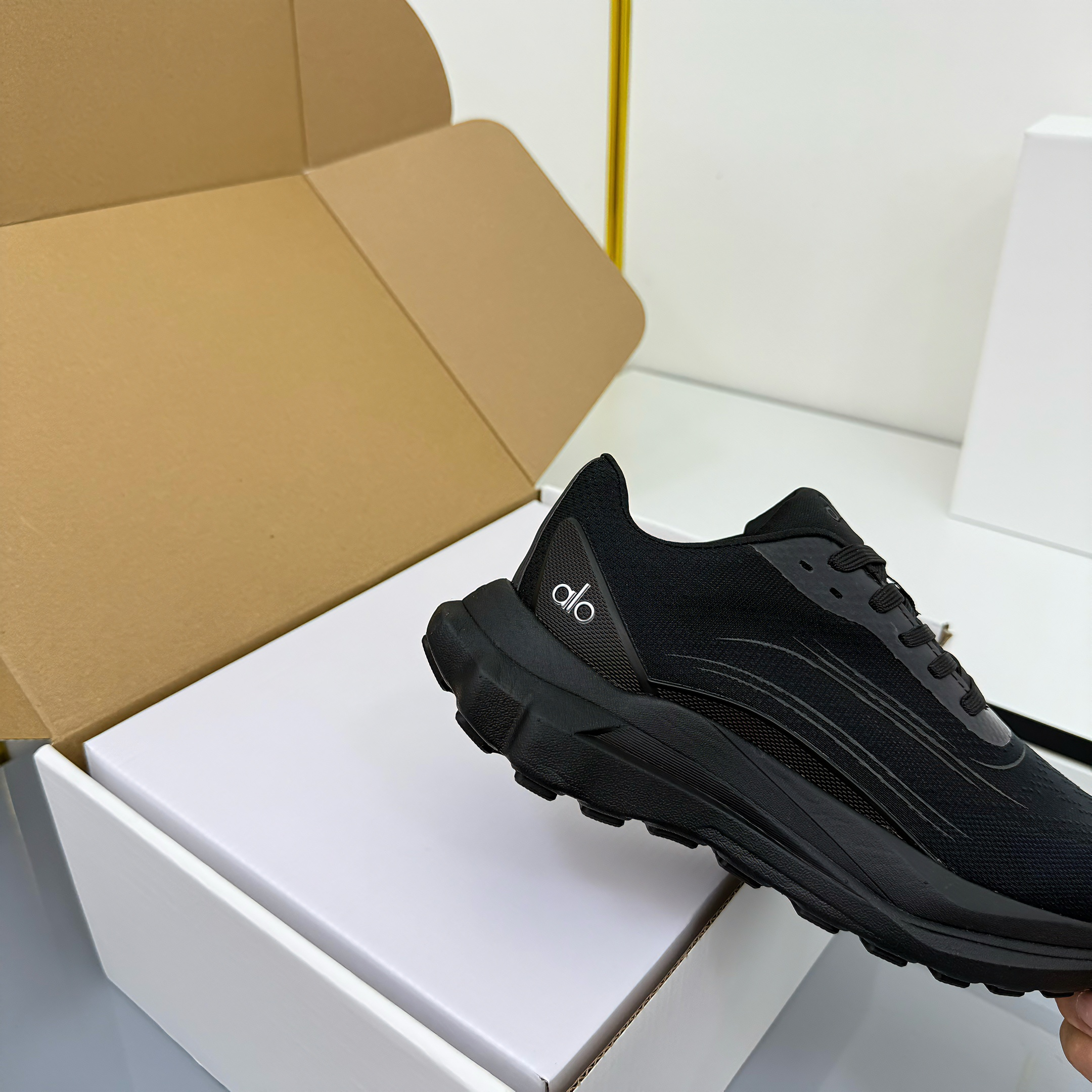 ALO 25S SNEAKER IN BLACK MESH FABRIC