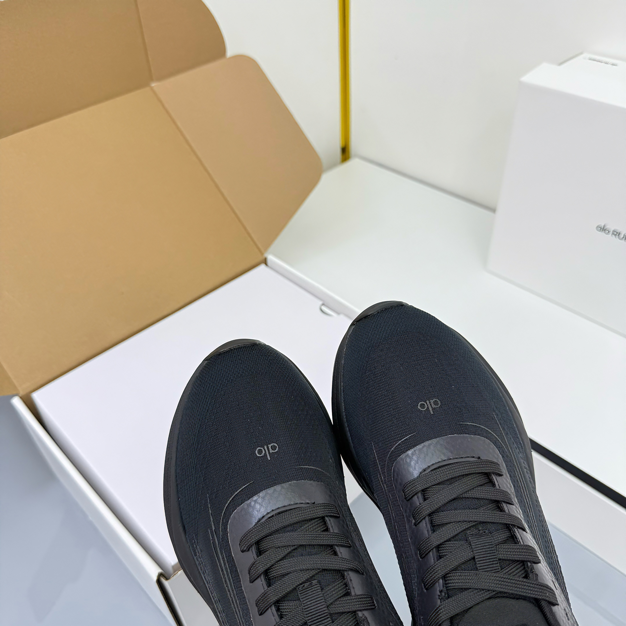ALO 25S SNEAKER IN BLACK MESH FABRIC