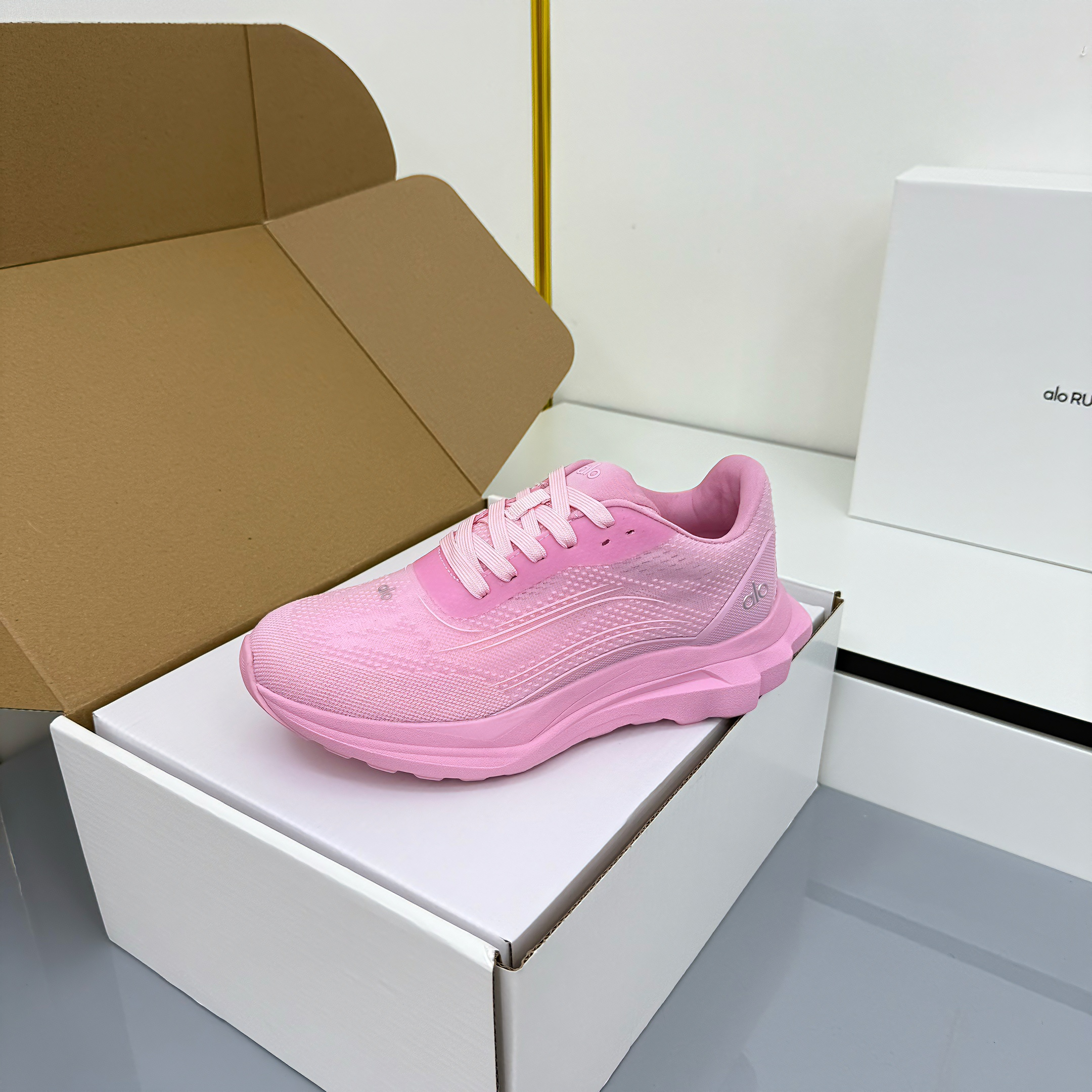 ALO 25S SNEAKER IN PINK MESH FABRIC