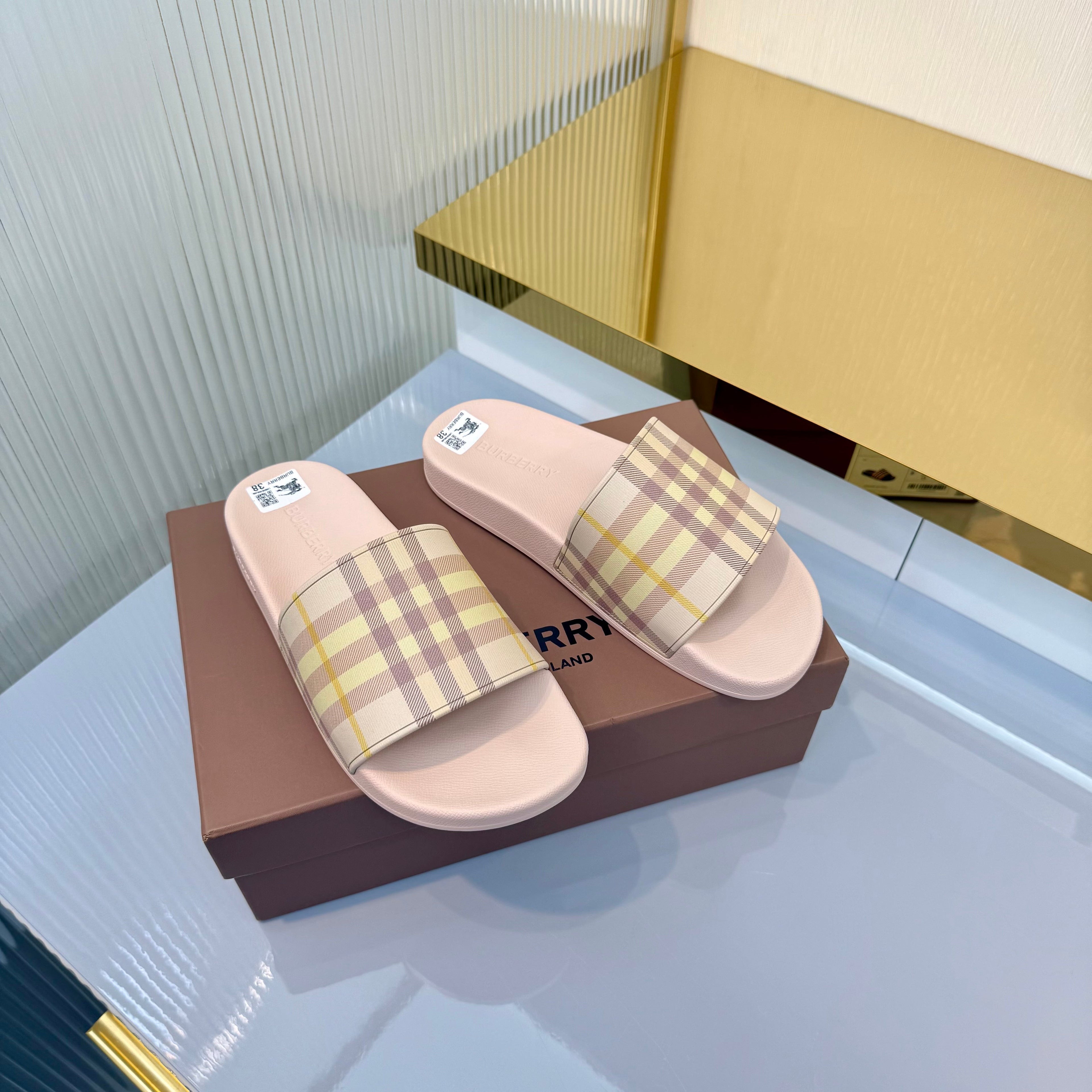 BURBERRY 26S SLIDES SANDAL IN LIGHT PINK CALFSKIN