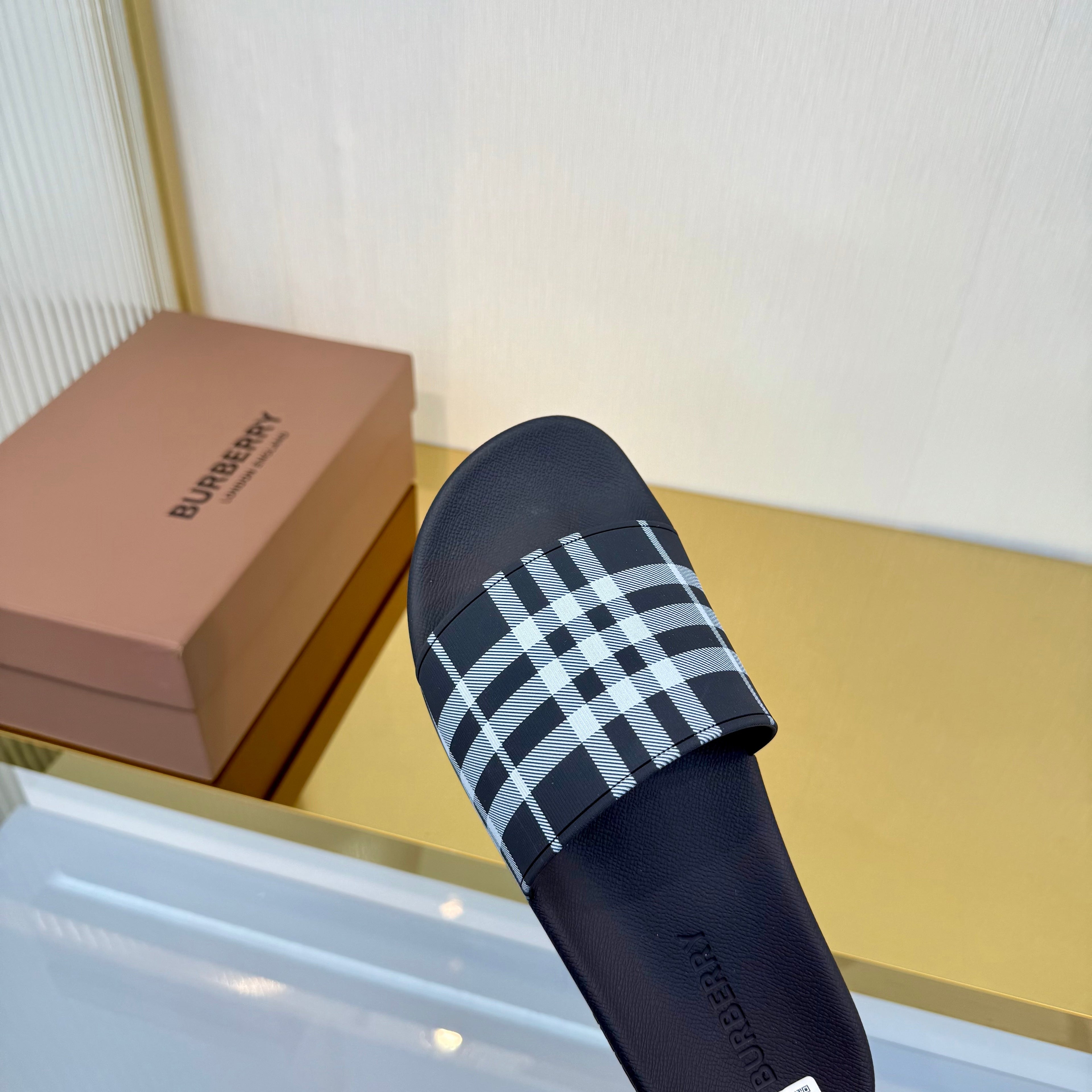 BURBERRY 26S SLIDES SANDAL IN BLACK CALFSKIN