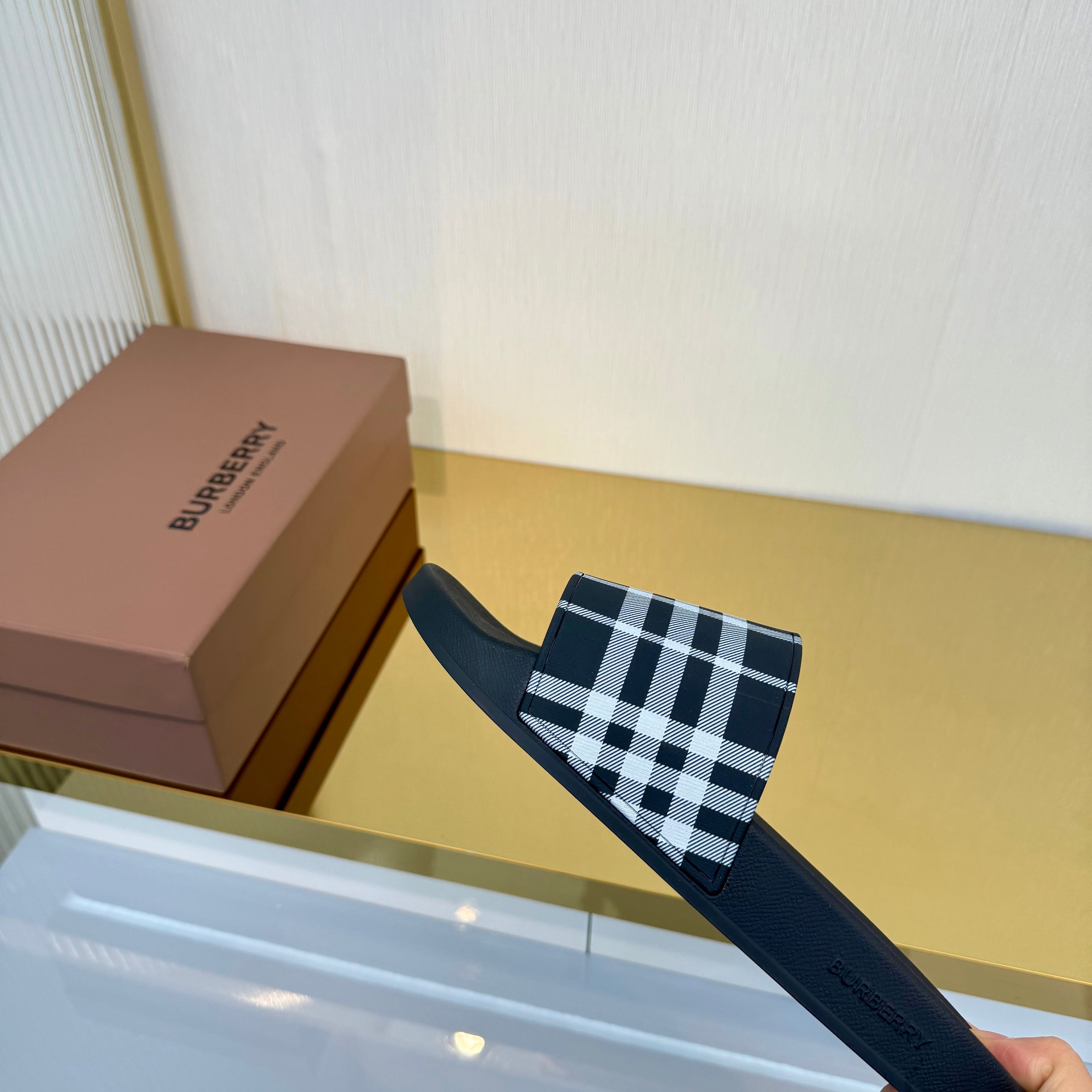 BURBERRY 26S SLIDES SANDAL IN BLACK CALFSKIN