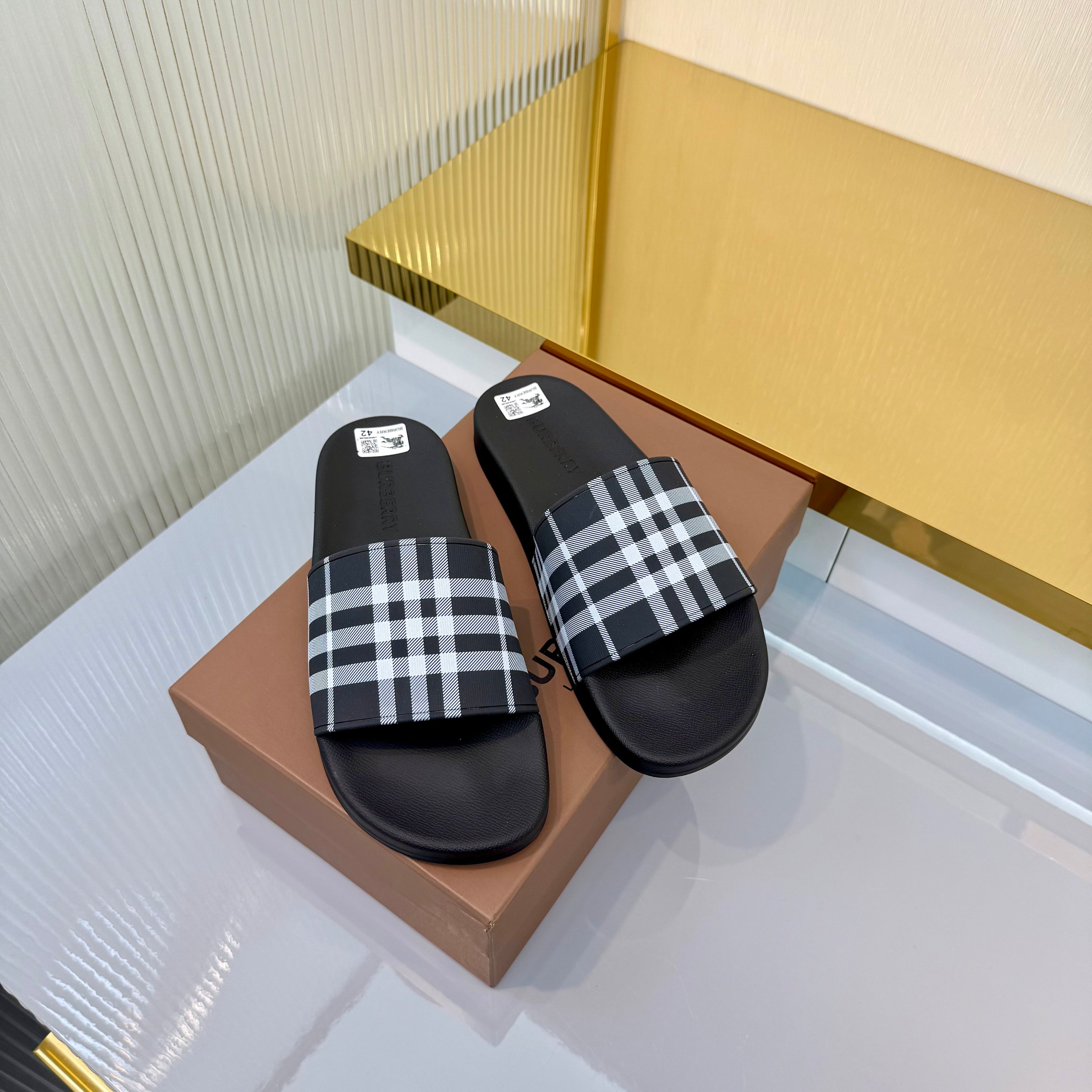 BURBERRY 26S SLIDES SANDAL IN BLACK CALFSKIN