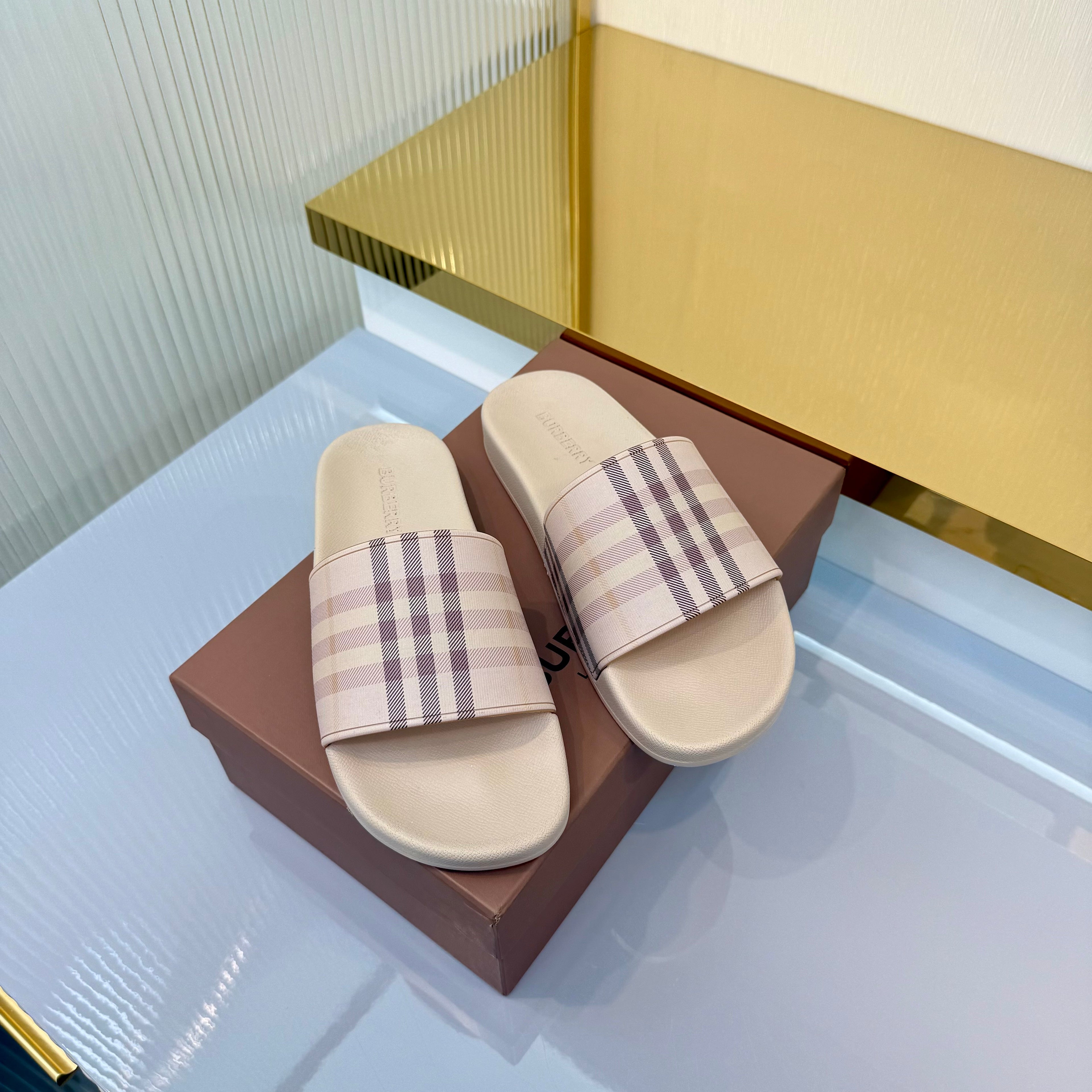 BURBERRY 26S SLIDES SANDAL IN DUSTY BEIGE CALFSKIN