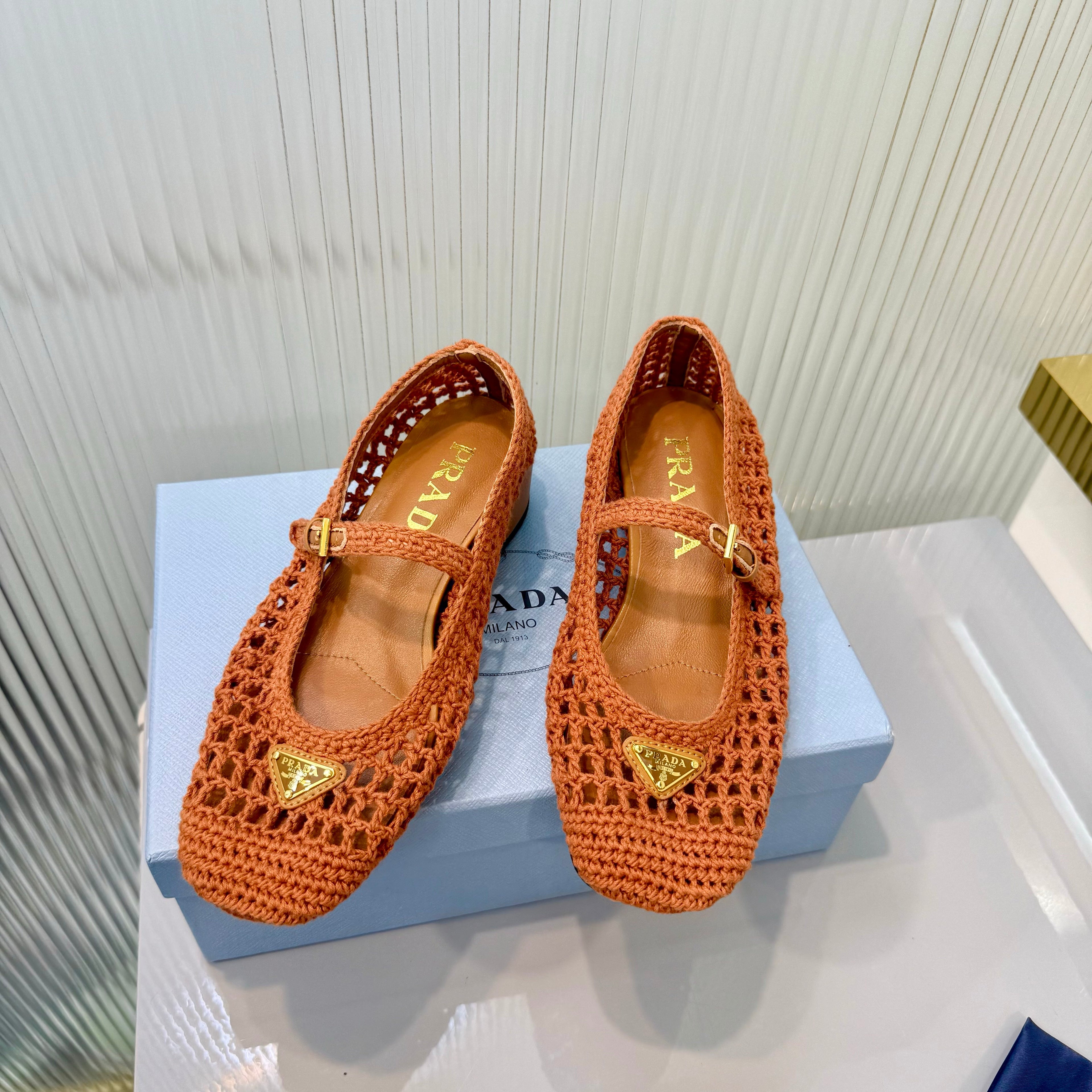 PRADA 26S LOGO PLAQUE CROCHET MARY JANE PUMPS 50MM IN CARAMEL BROWN WOVEN FIBER