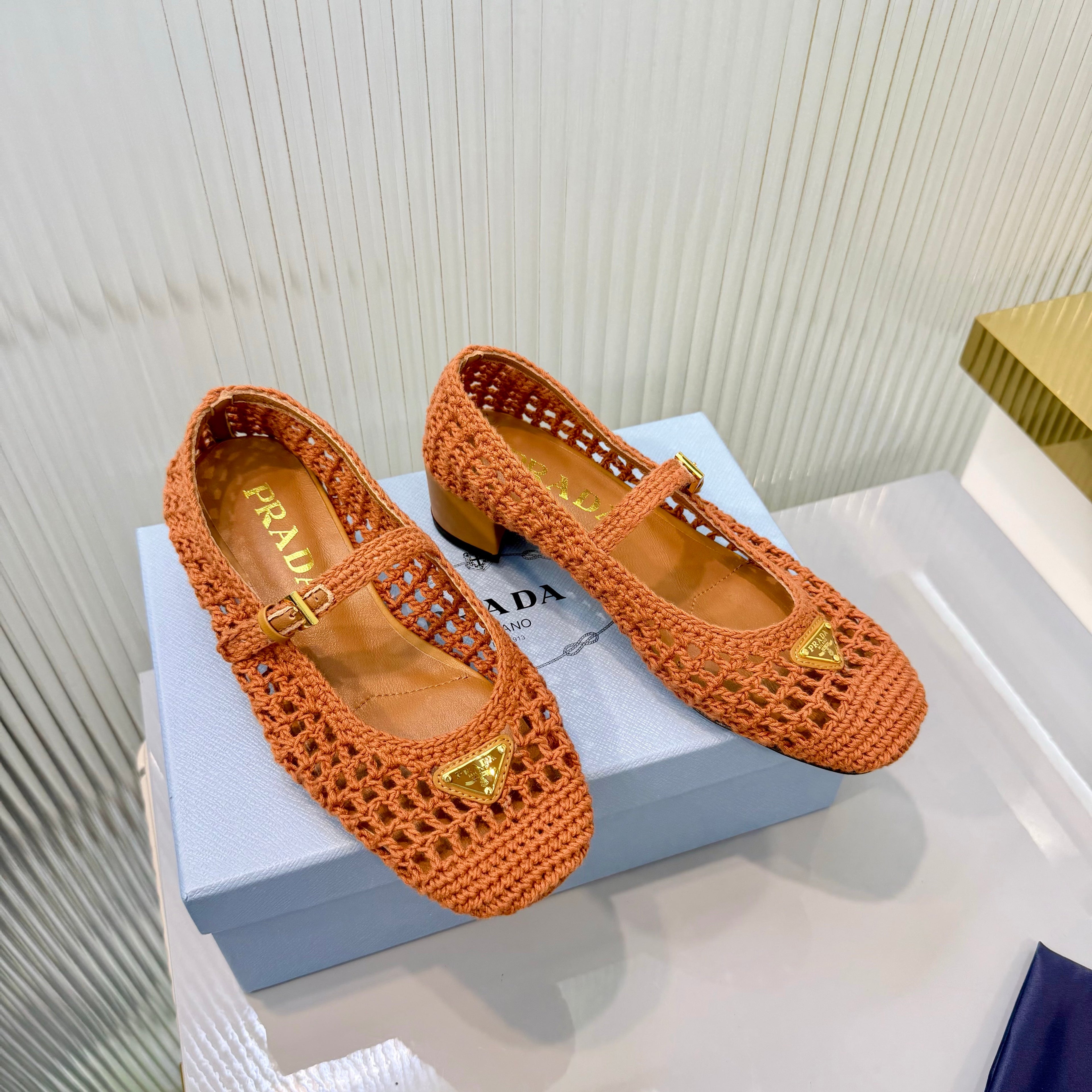 PRADA 26S LOGO PLAQUE CROCHET MARY JANE PUMPS 50MM IN CARAMEL BROWN WOVEN FIBER