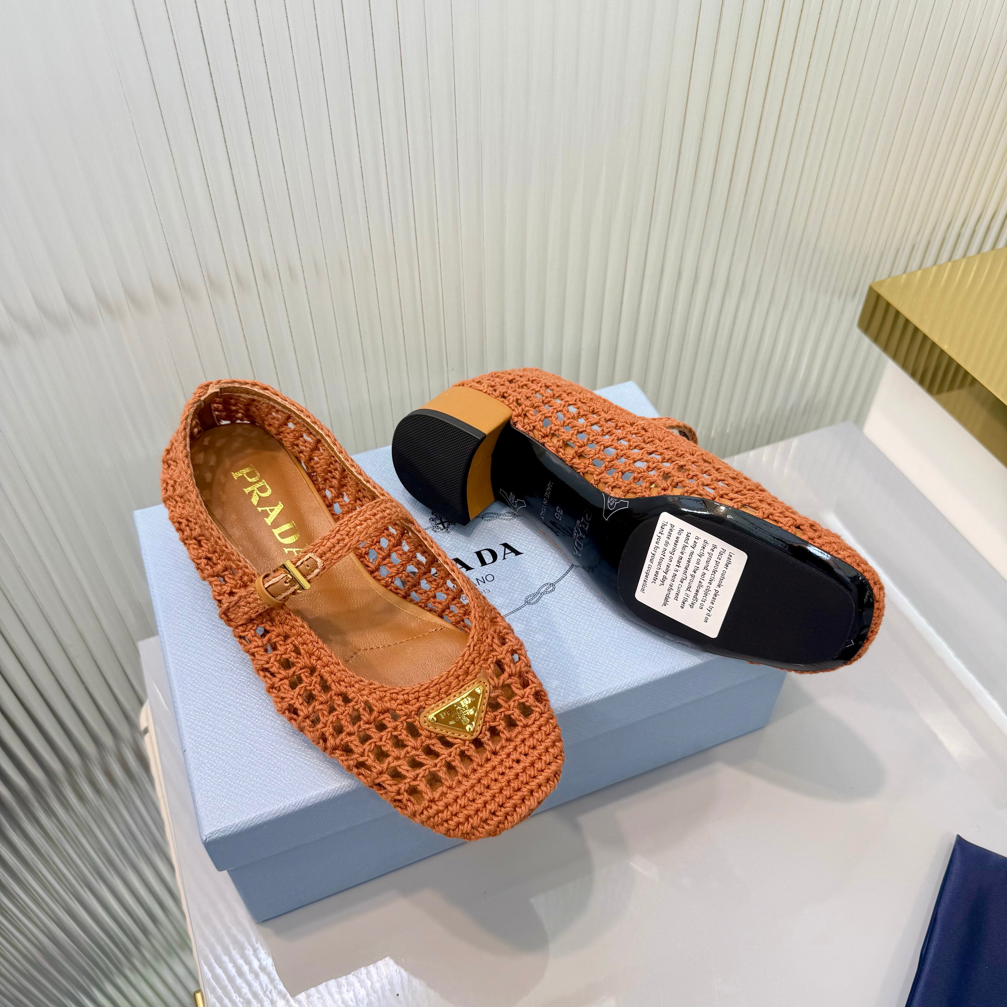 PRADA 26S LOGO PLAQUE CROCHET MARY JANE PUMPS 50MM IN CARAMEL BROWN WOVEN FIBER