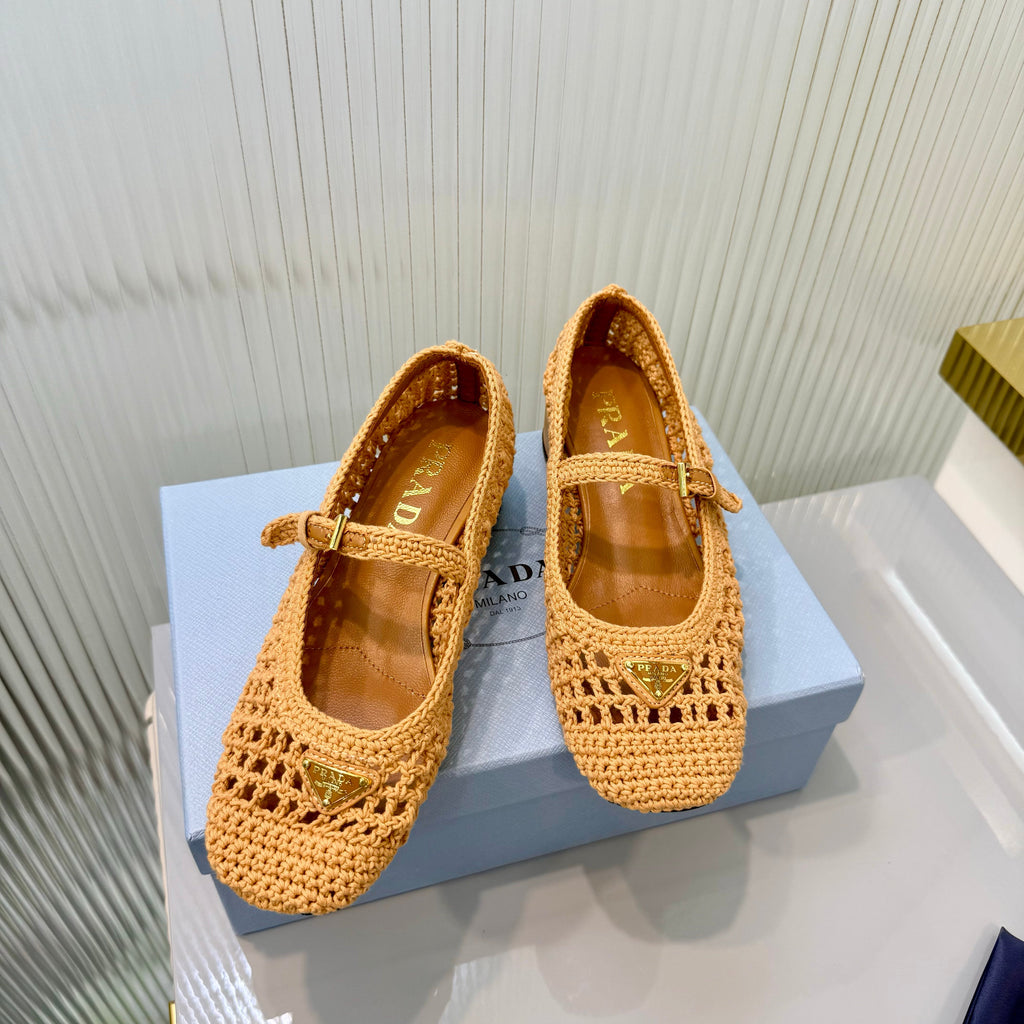 PRADA 26S LOGO PLAQUE CROCHET MARY JANE PUMPS 50MM IN BROWN WOVEN FIBER
