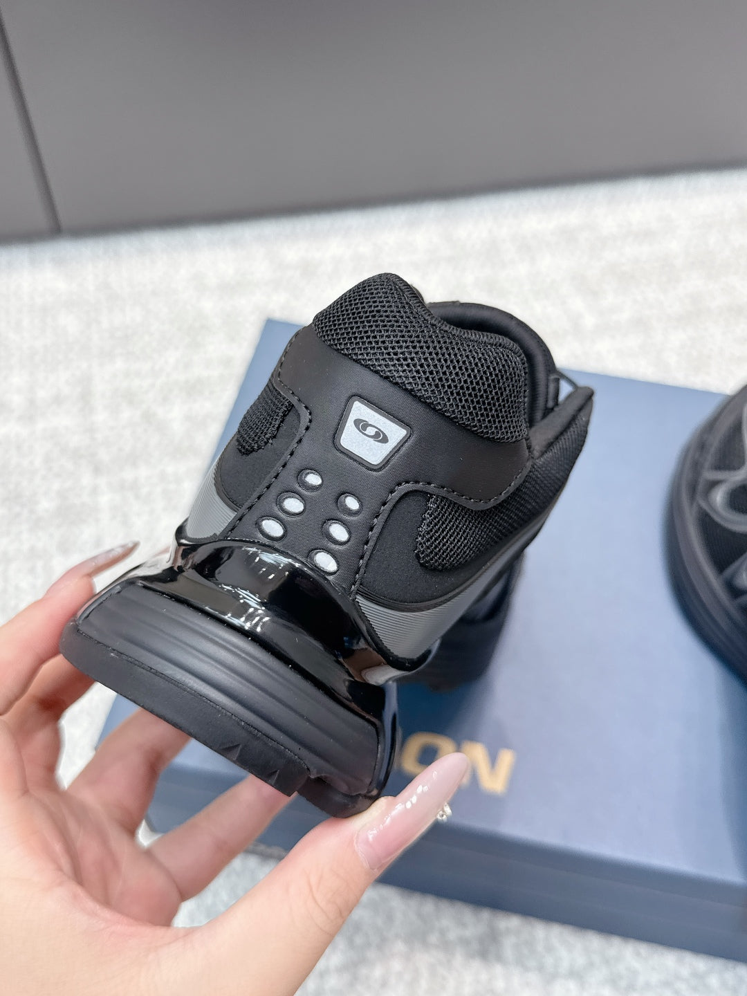ALO 25S SALOMON XT WHISPER 40 MM IN BLACK MESH FABRIC