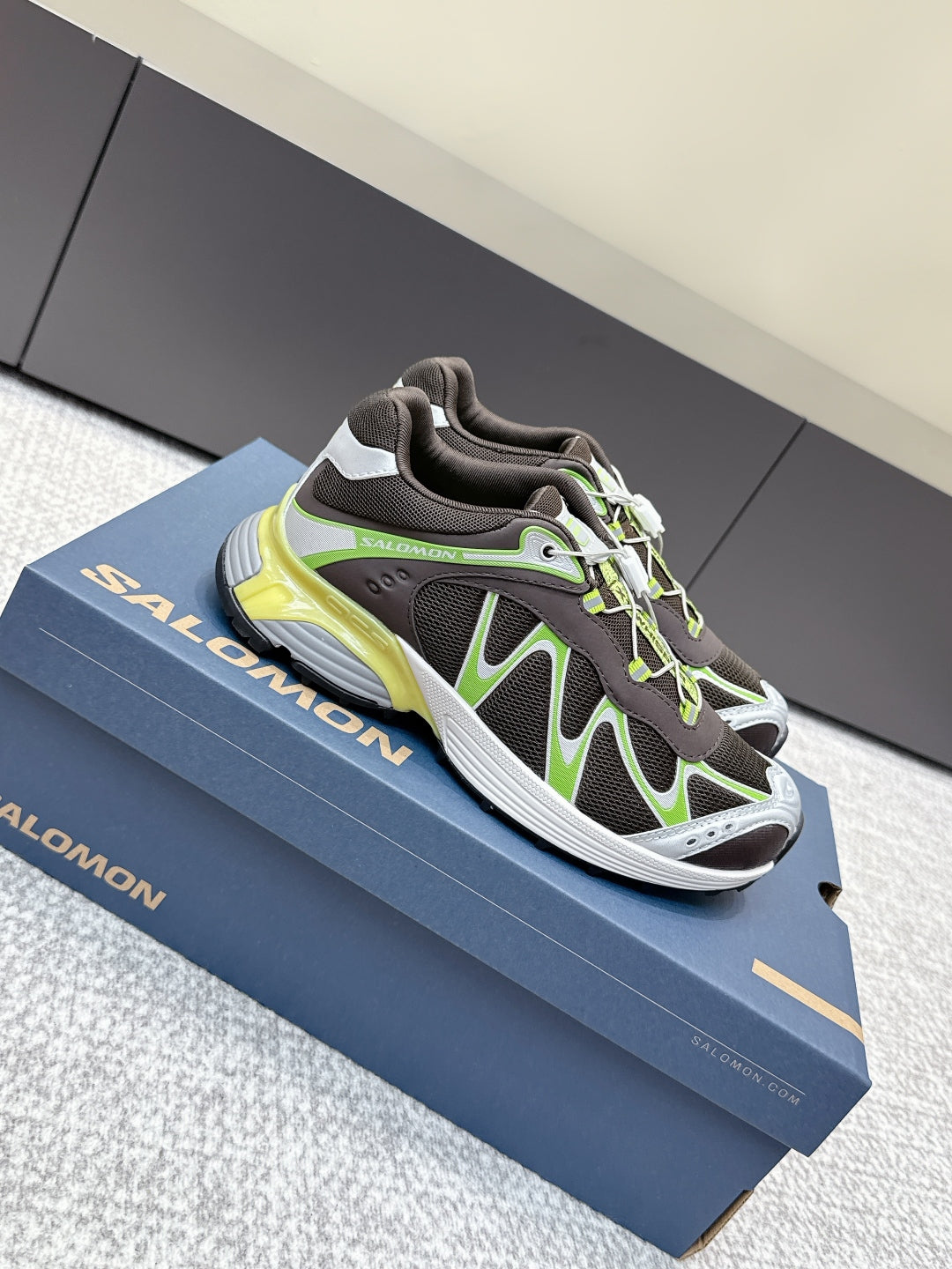 ALO 25S SALOMON XT WHISPER 40 MM IN BLACK AND GREEN MESH FABRIC
