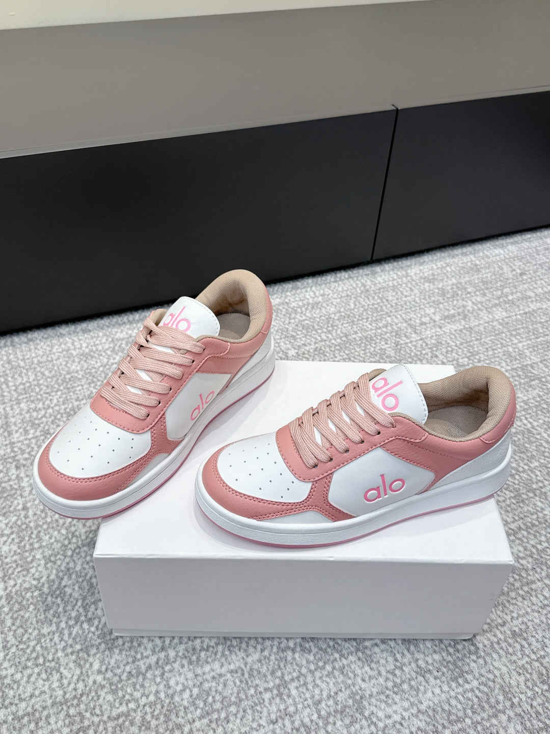 ALO 25S SNEAKER IN PINK AND WHITE LAMBSKIN