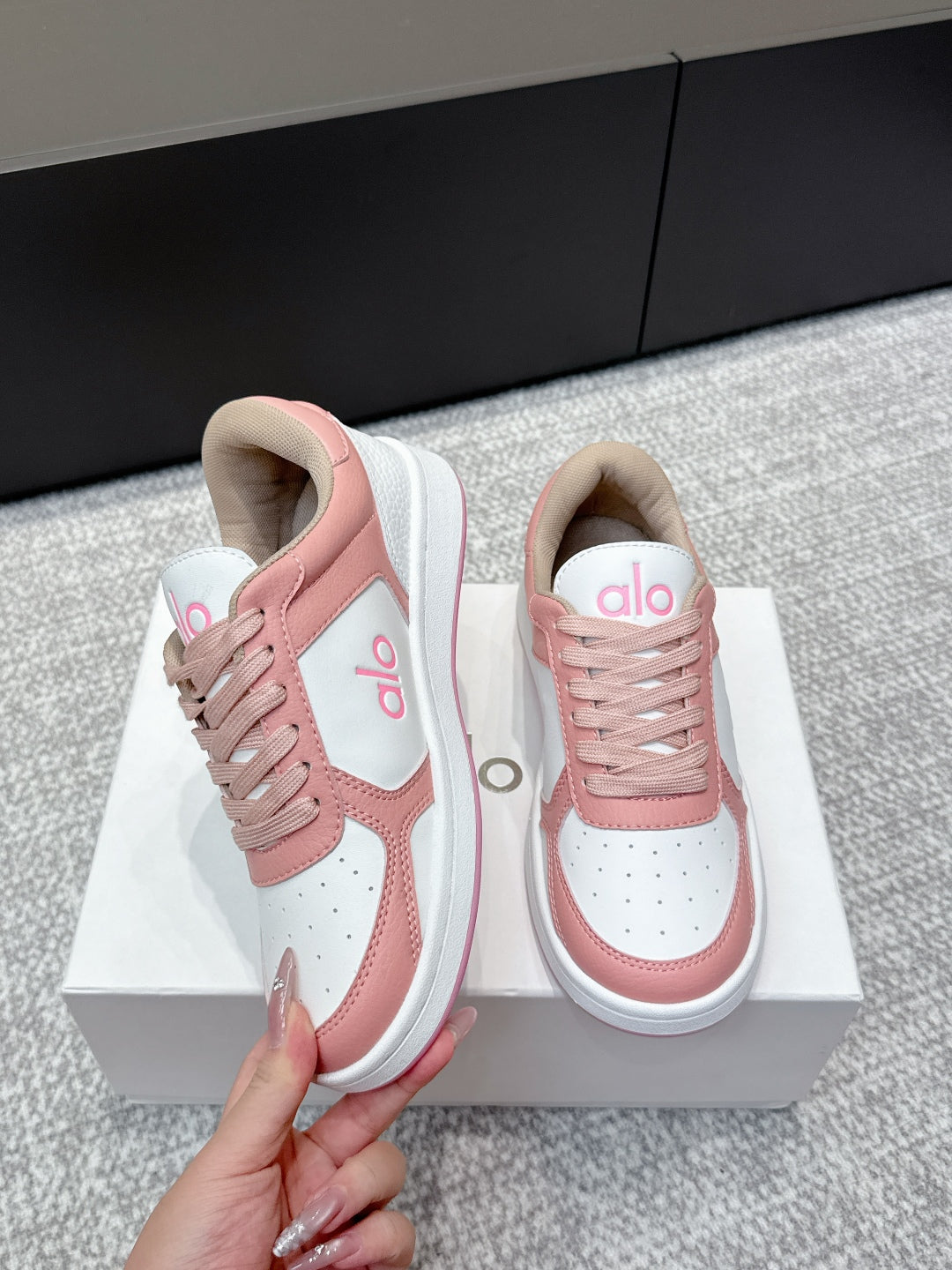 ALO 25S SNEAKER IN PINK AND WHITE LAMBSKIN
