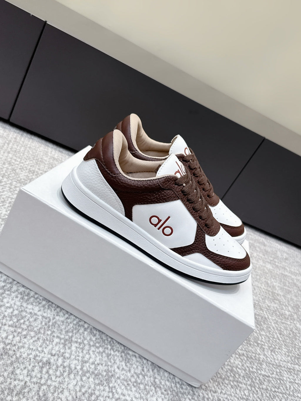 ALO 25S SNEAKER IN DARK BROWN AND WHITE LAMBSKIN