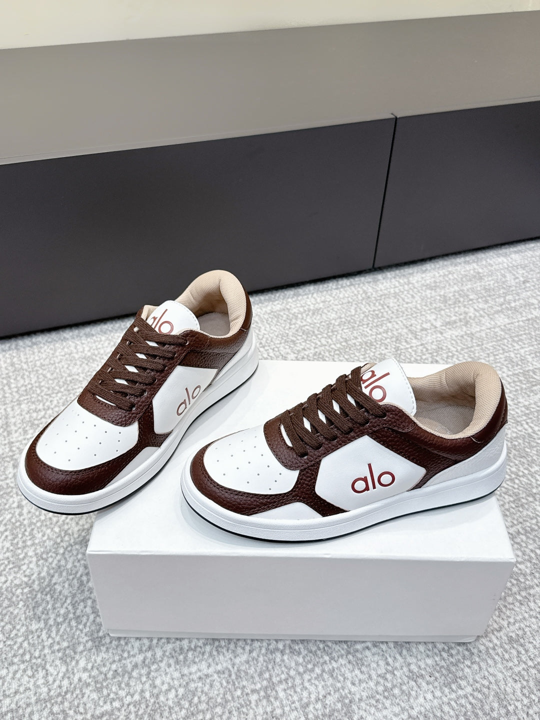 ALO 25S SNEAKER IN DARK BROWN AND WHITE LAMBSKIN