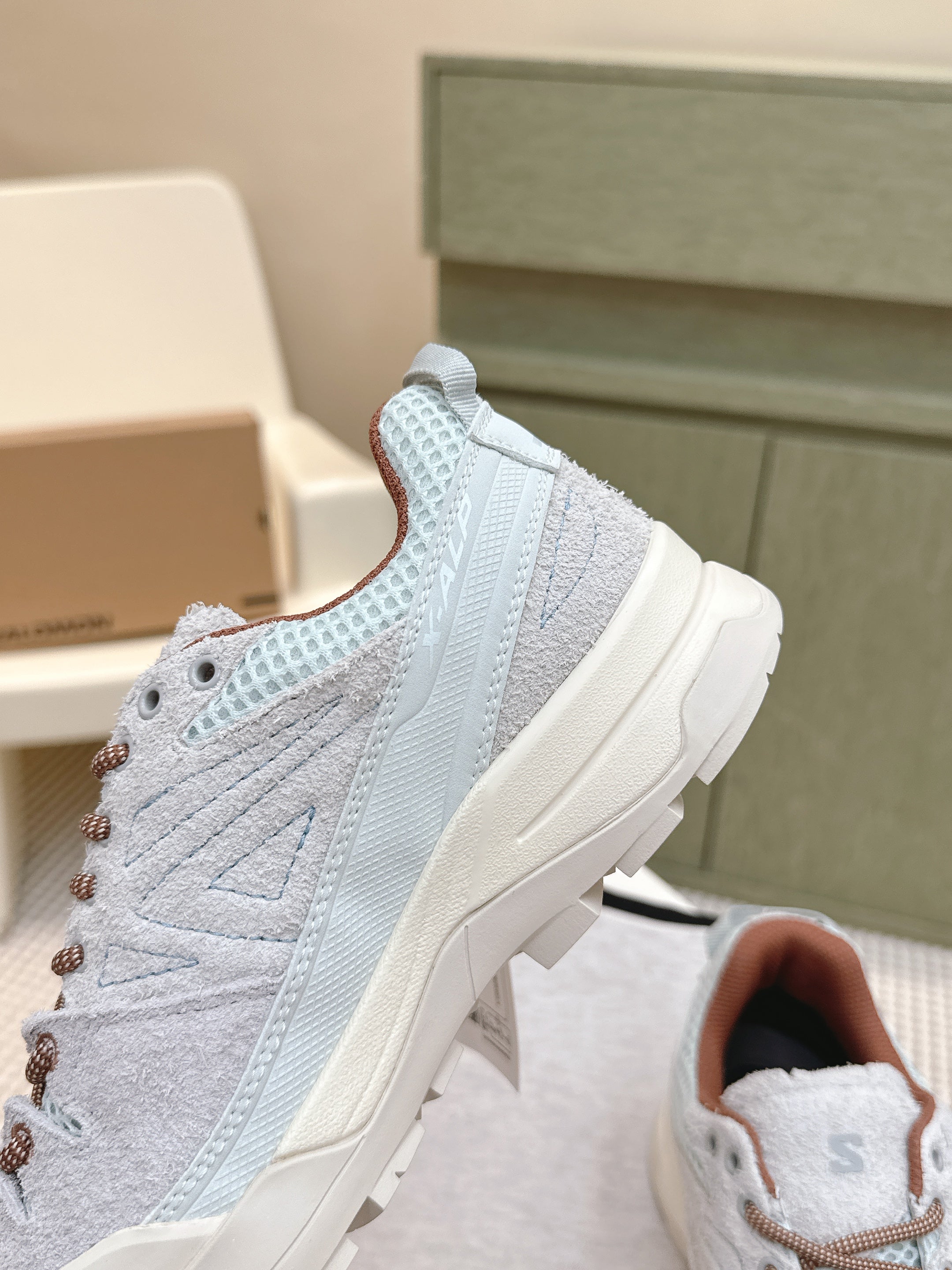 ALO 25S SALOMON X-ALP LTR SNEAKER IN SKY BLUE AND LIGHT GREY SUEDE