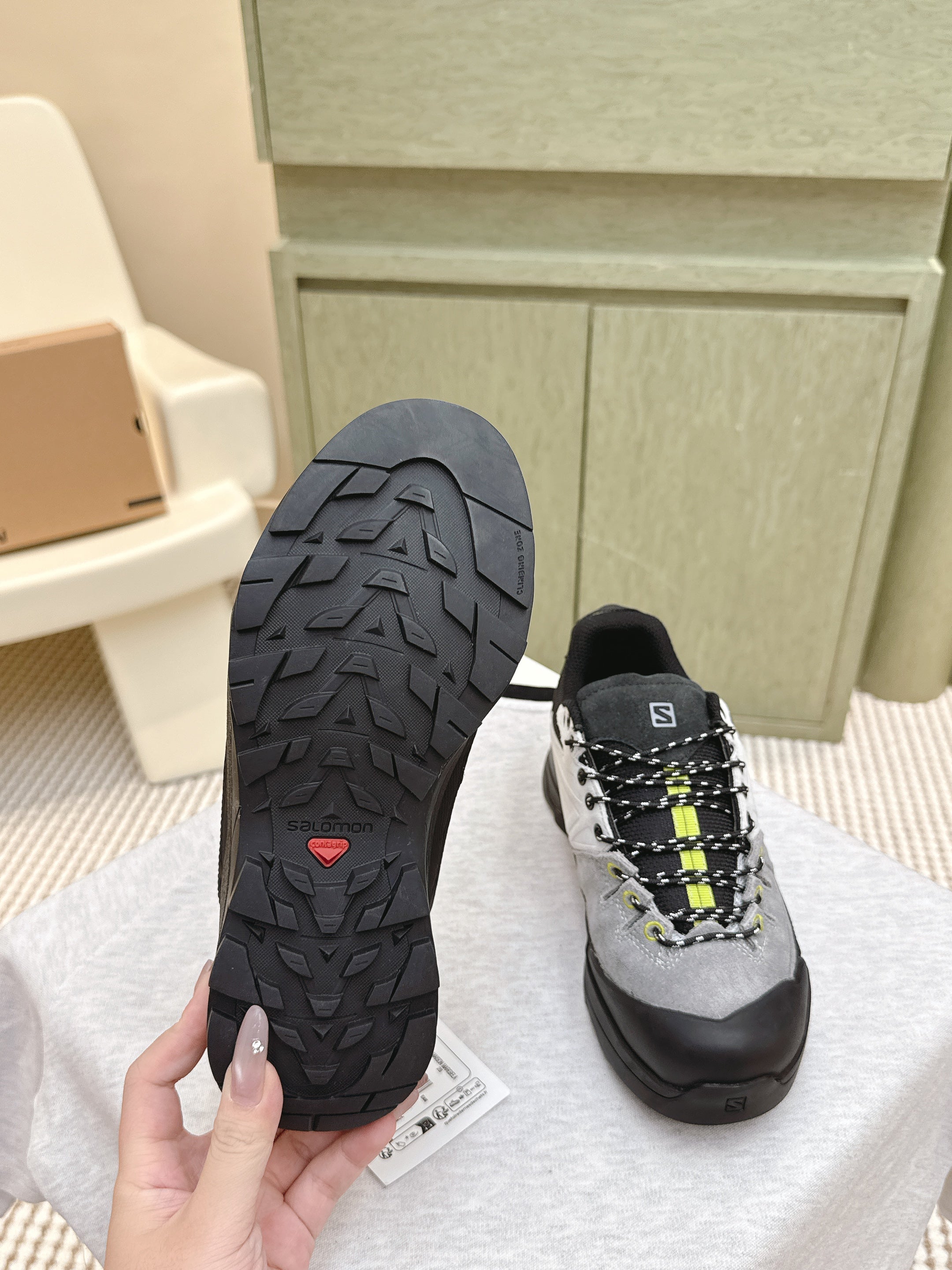 ALO 25S SALOMON X-ALP LTR SNEAKER IN GREY AND WHITE SUEDE