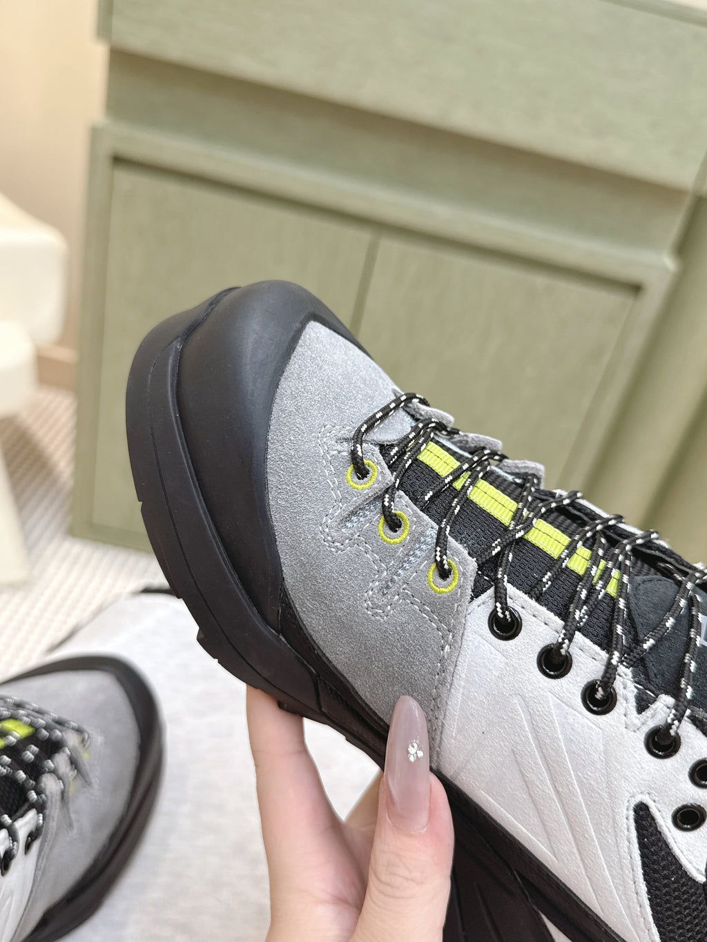 ALO 25S SALOMON X-ALP LTR SNEAKER IN GREY AND WHITE SUEDE