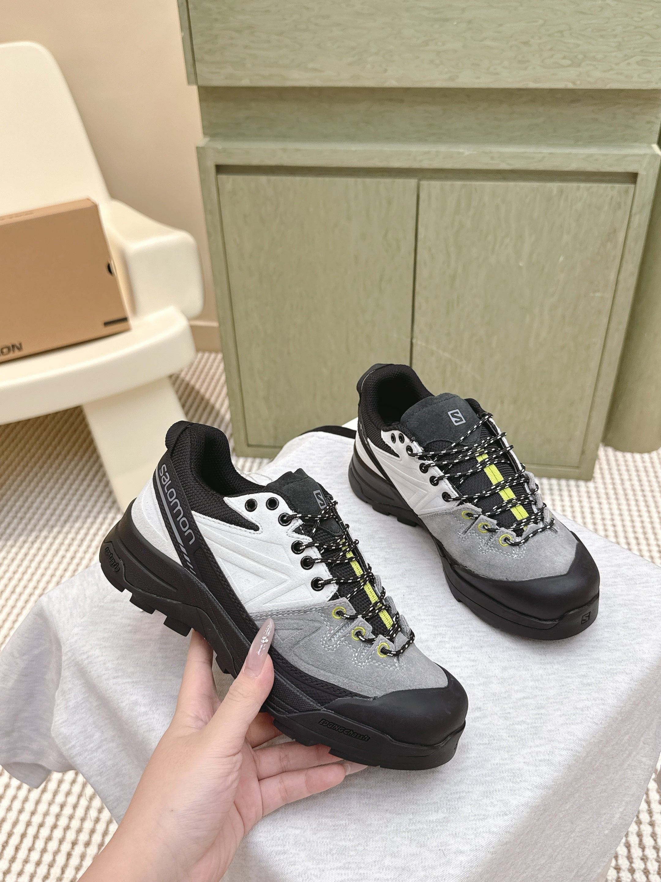 ALO 25S SALOMON X-ALP LTR SNEAKER IN GREY AND WHITE SUEDE