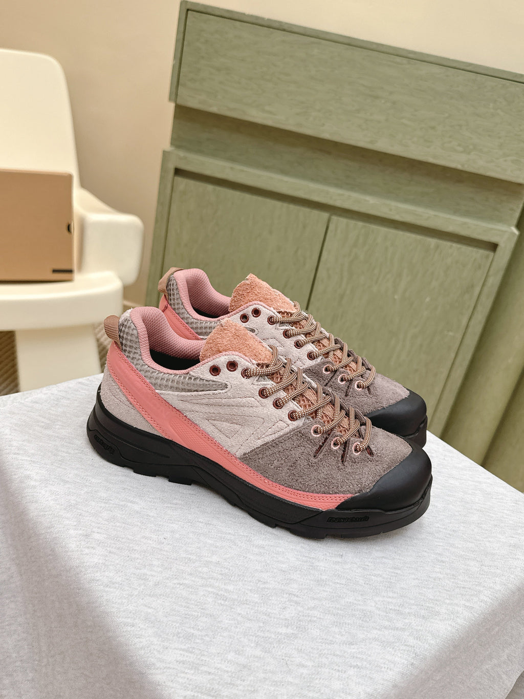 ALO 25S SALOMON X-ALP LTR SNEAKER IN MAUVE PINK SUEDE