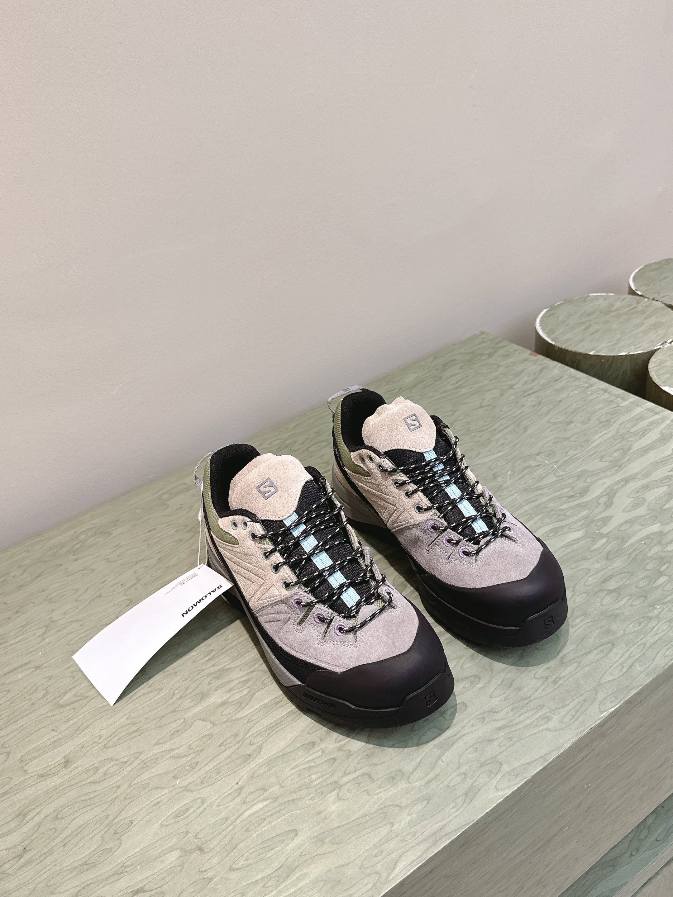 ALO 25S SALOMON X-ALP LTR SNEAKER IN BEIGE AND GREY SUEDE