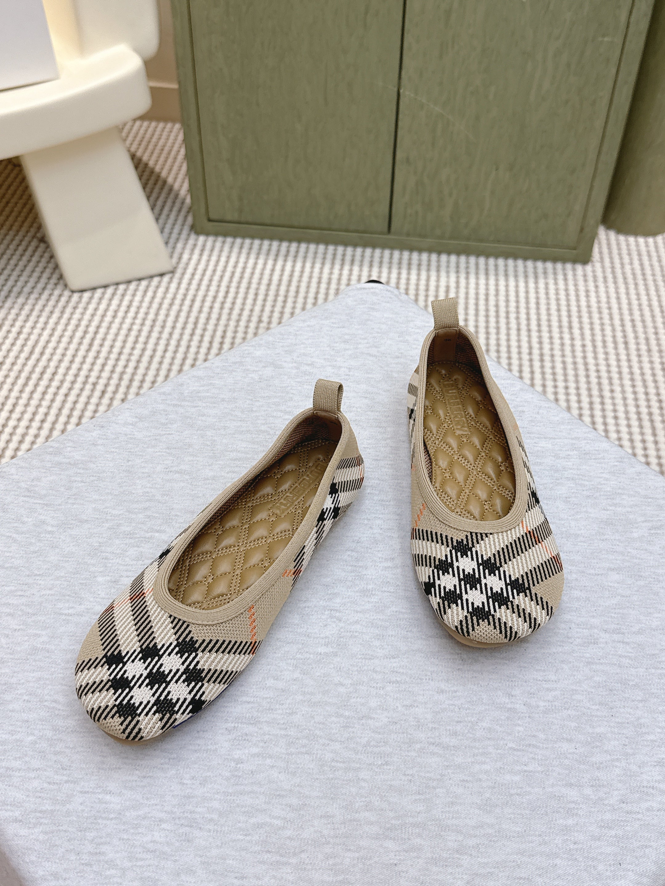 BURBERRY 26S BALLET FLATS IN BEIGE AND BLACK KNIT STYLE 1