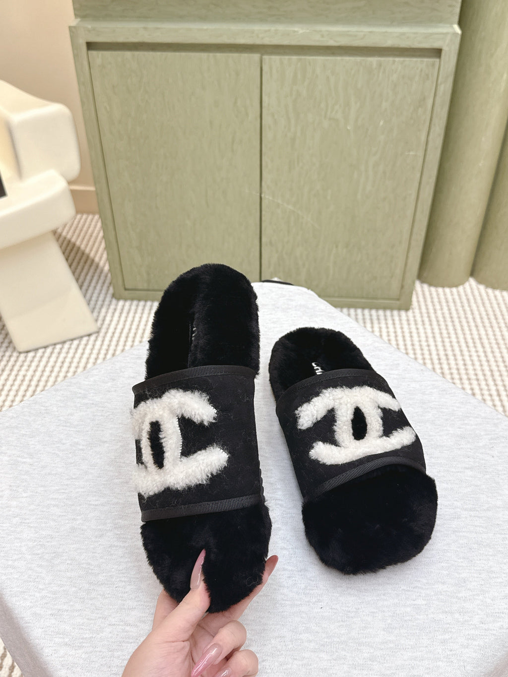 CHANEL 25S FUR SLIPPERS DOUBLE-LAYERED IN BLACK WITH WHITE CC LOGO