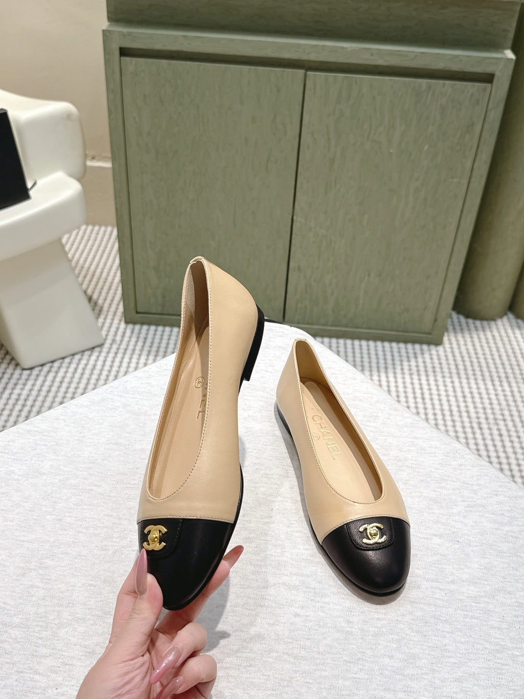 CHANEL 25S BALLET FLATS IN BEIGE CALFSKIN WITH BLACK CAP TOE GOLD HARDWARE