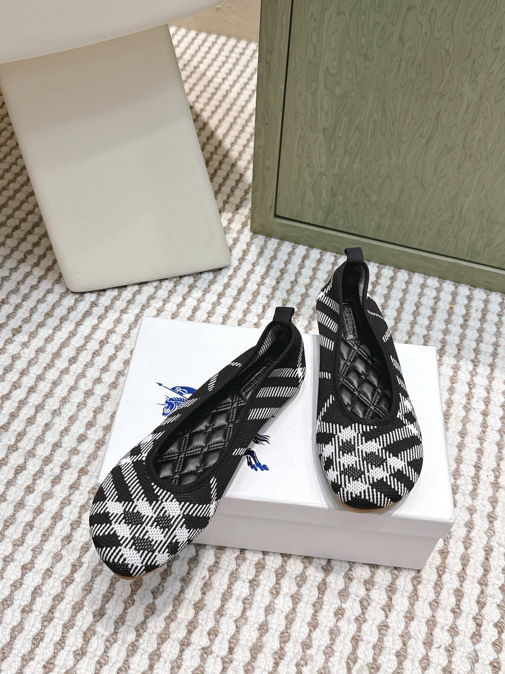 BURBERRY 26S BALLET FLATS IN BLACK AND WHITE KNIT