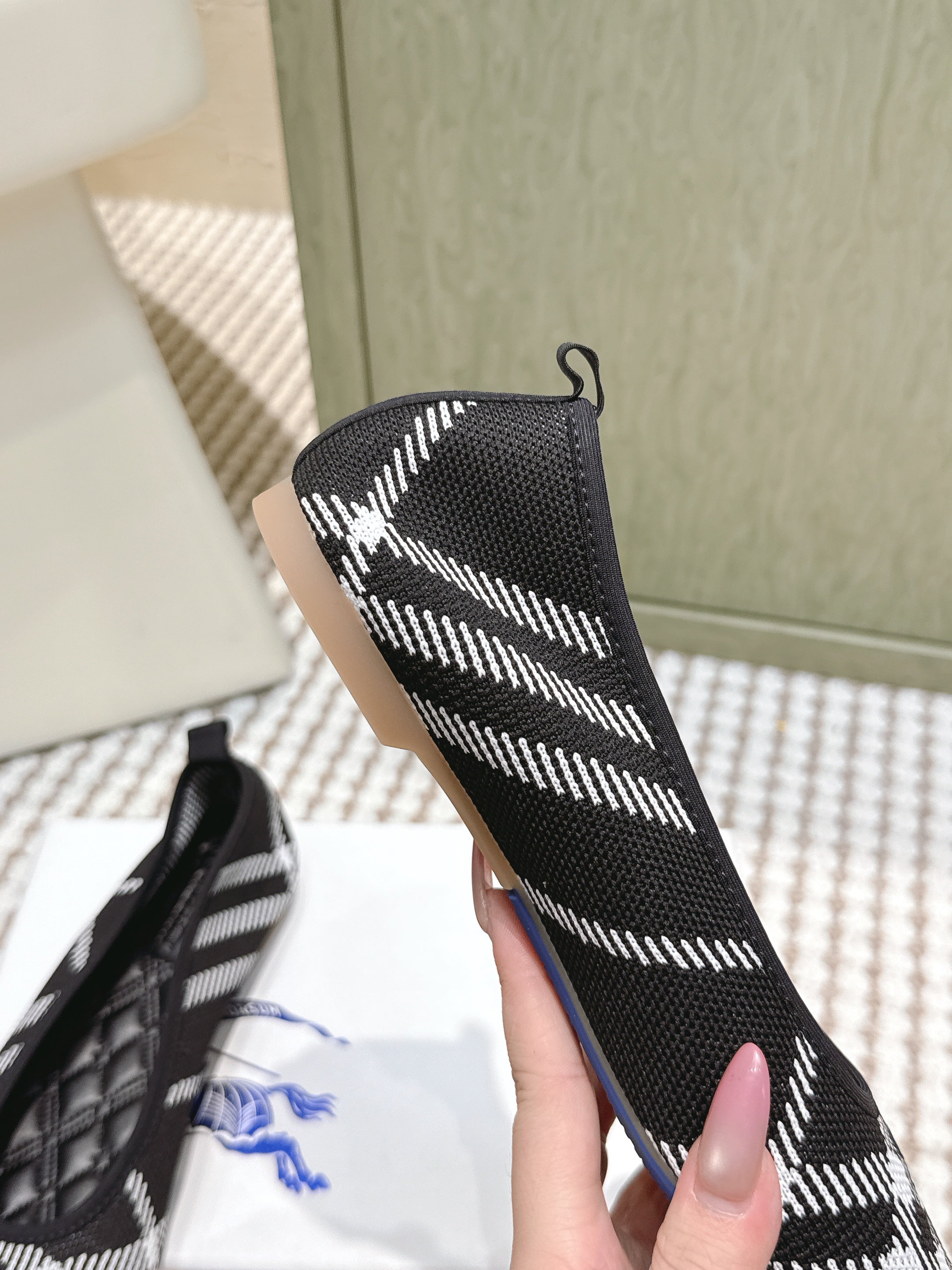 BURBERRY 26S BALLET FLATS IN BLACK AND WHITE KNIT