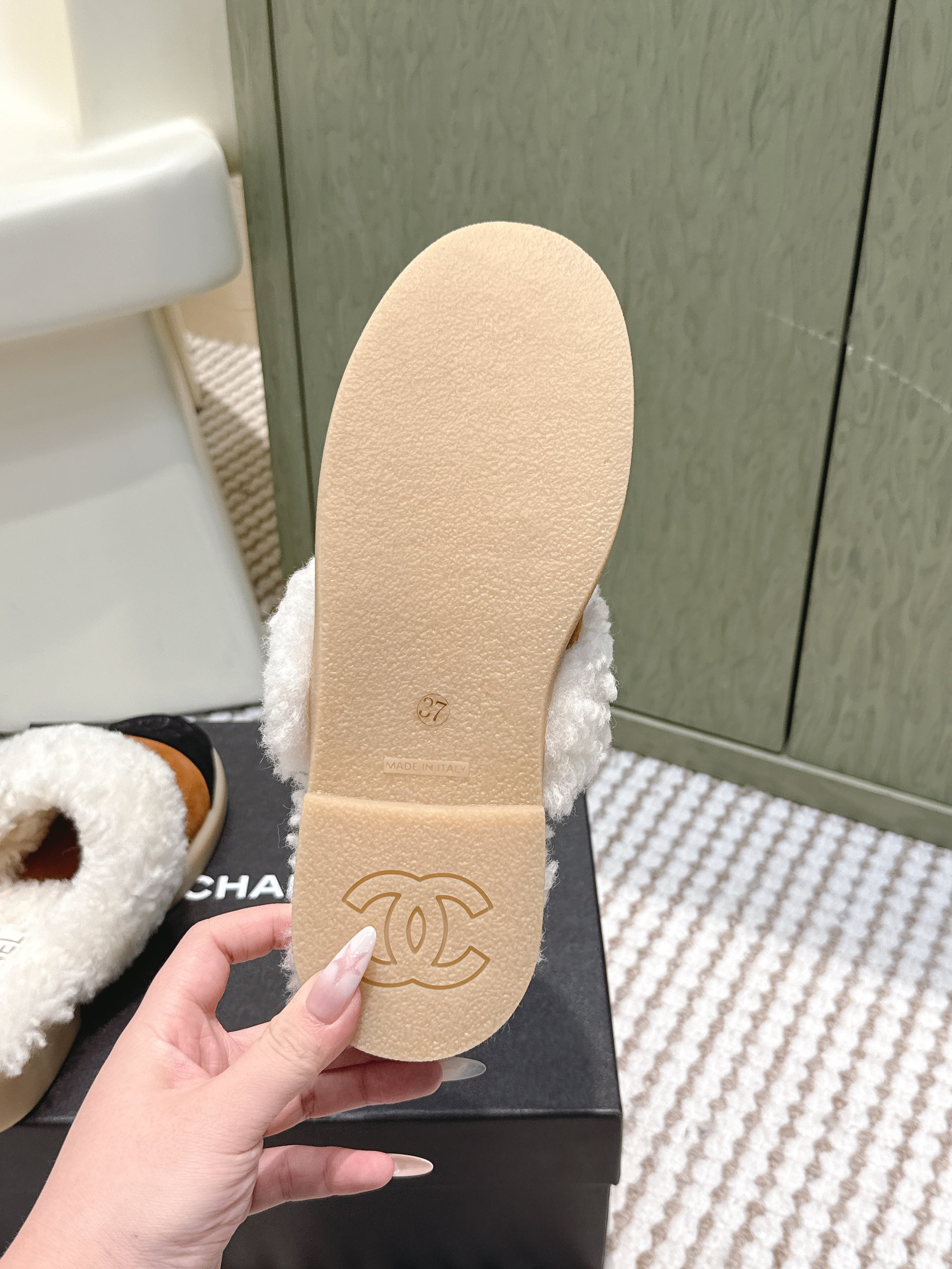 CHANEL 25S INDOOR SLIPPERS IN CARAMEL AND BLACK SUEDE FUR-LINED