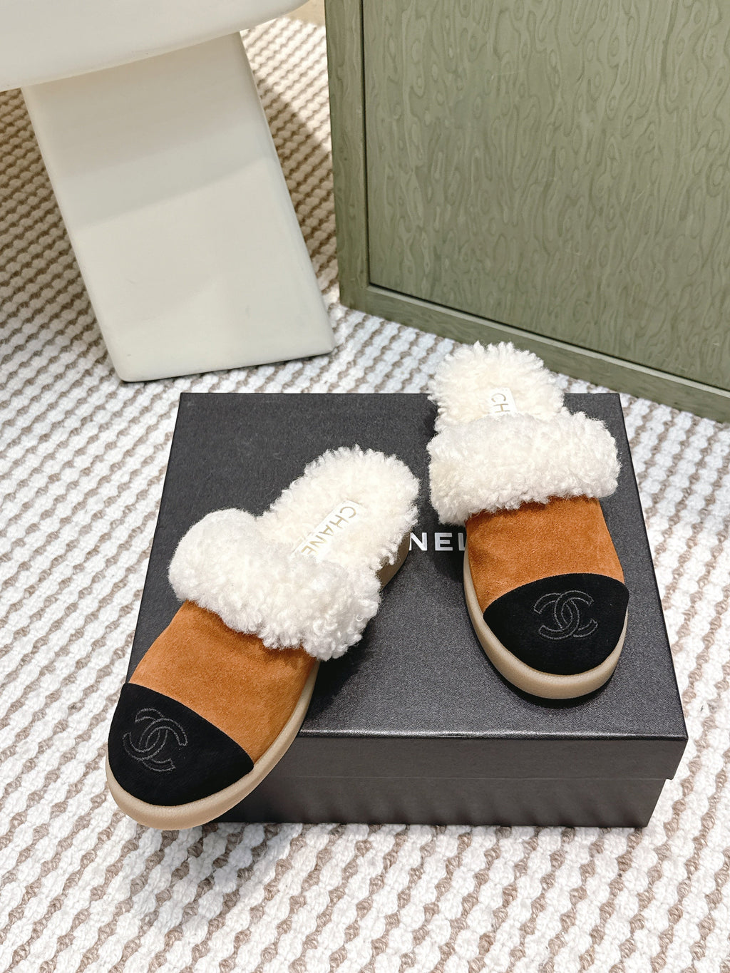 CHANEL 25S INDOOR SLIPPERS IN CARAMEL AND BLACK SUEDE FUR-LINED