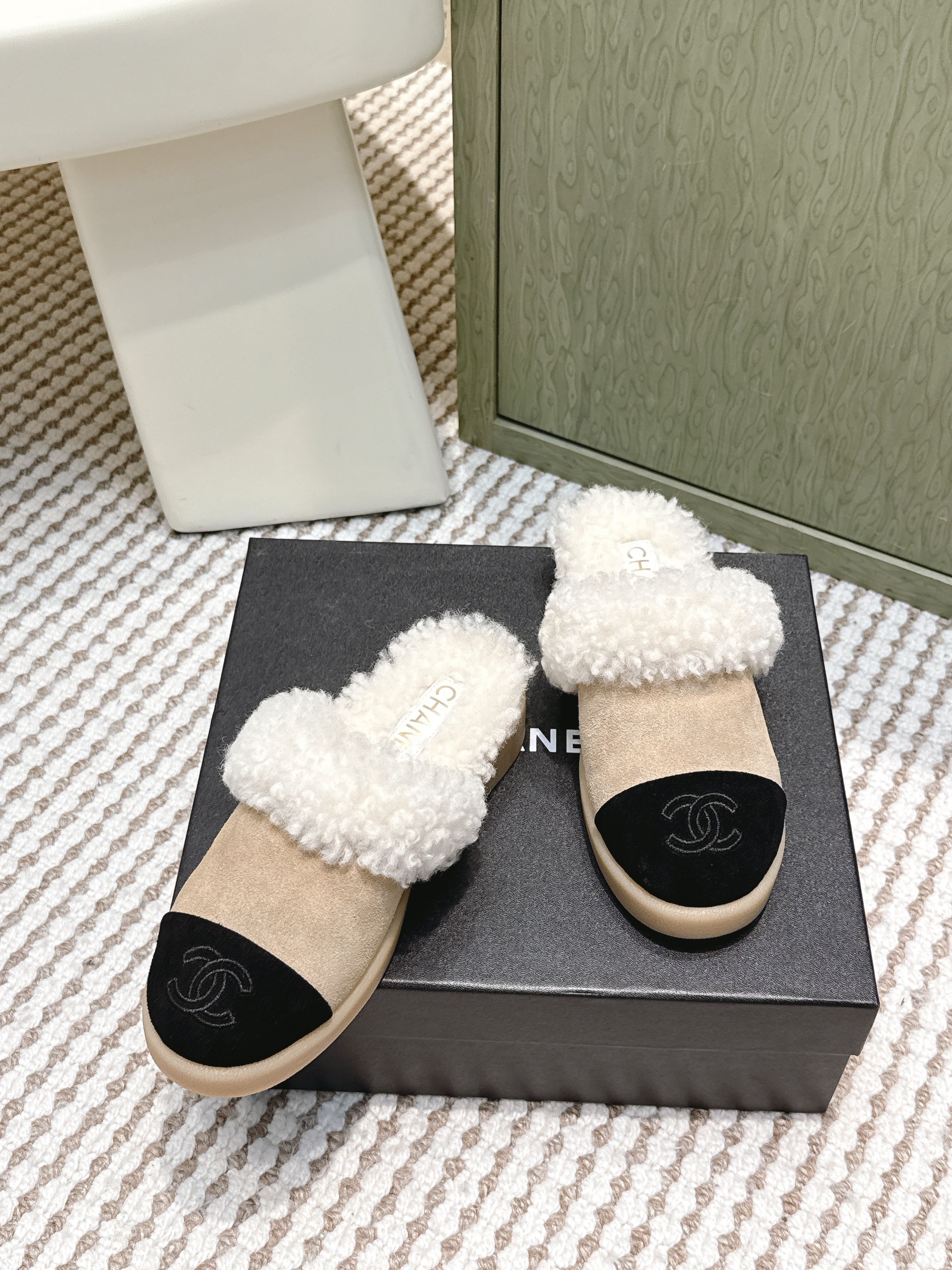 CHANEL 25S INDOOR SLIPPERS IN BEIGE AND BLACK SUEDE FUR-LINED