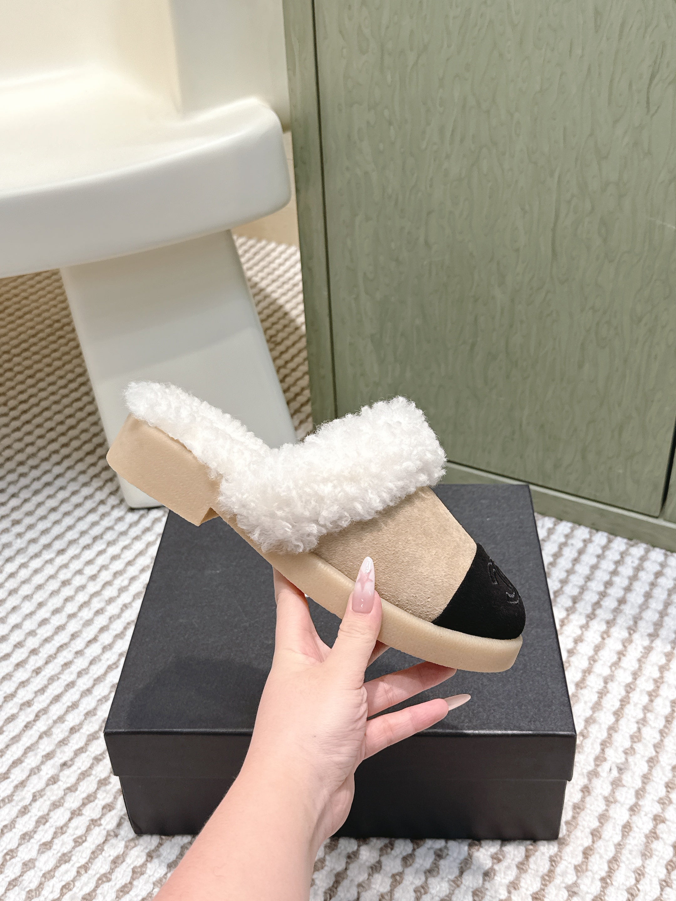 CHANEL 25S INDOOR SLIPPERS IN BEIGE AND BLACK SUEDE FUR-LINED
