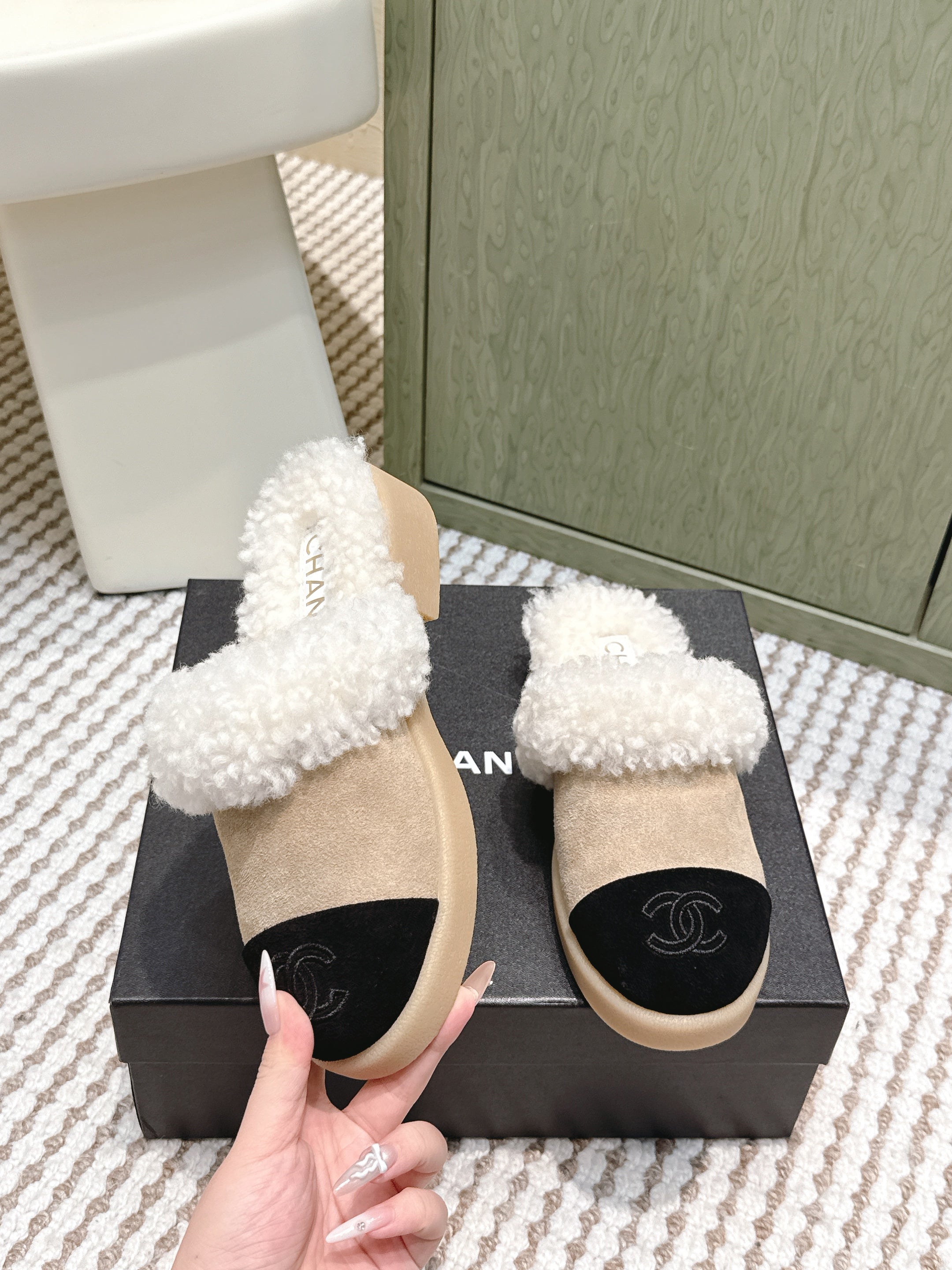 CHANEL 25S INDOOR SLIPPERS IN BEIGE AND BLACK SUEDE FUR-LINED